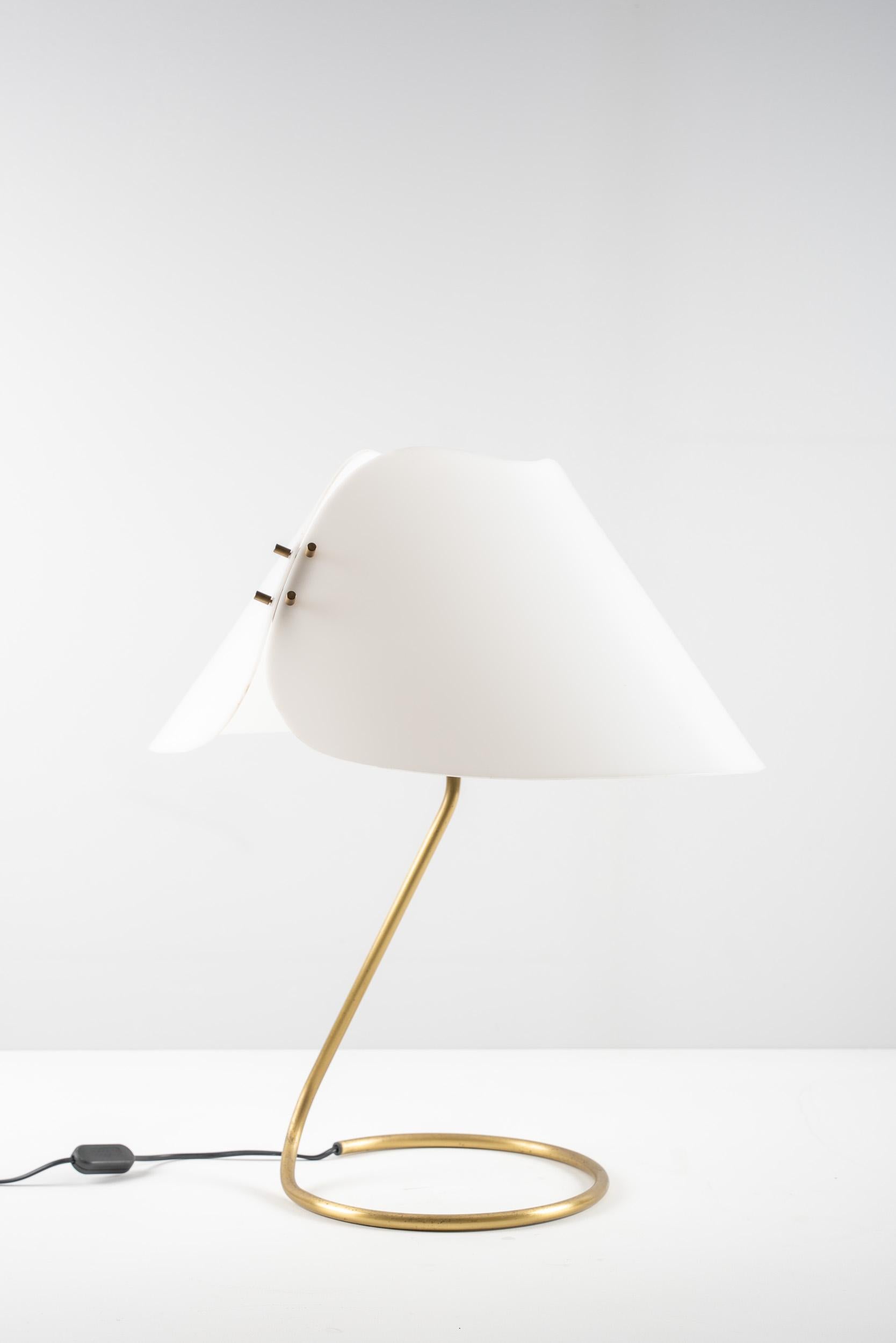 This beautiful table lamp with its elegant curved lines was designed by Vico Magistretti. The base is made of brass and the shade is made of methacrylate.
This model, called “Melilla”, was produced by O-Luce. 