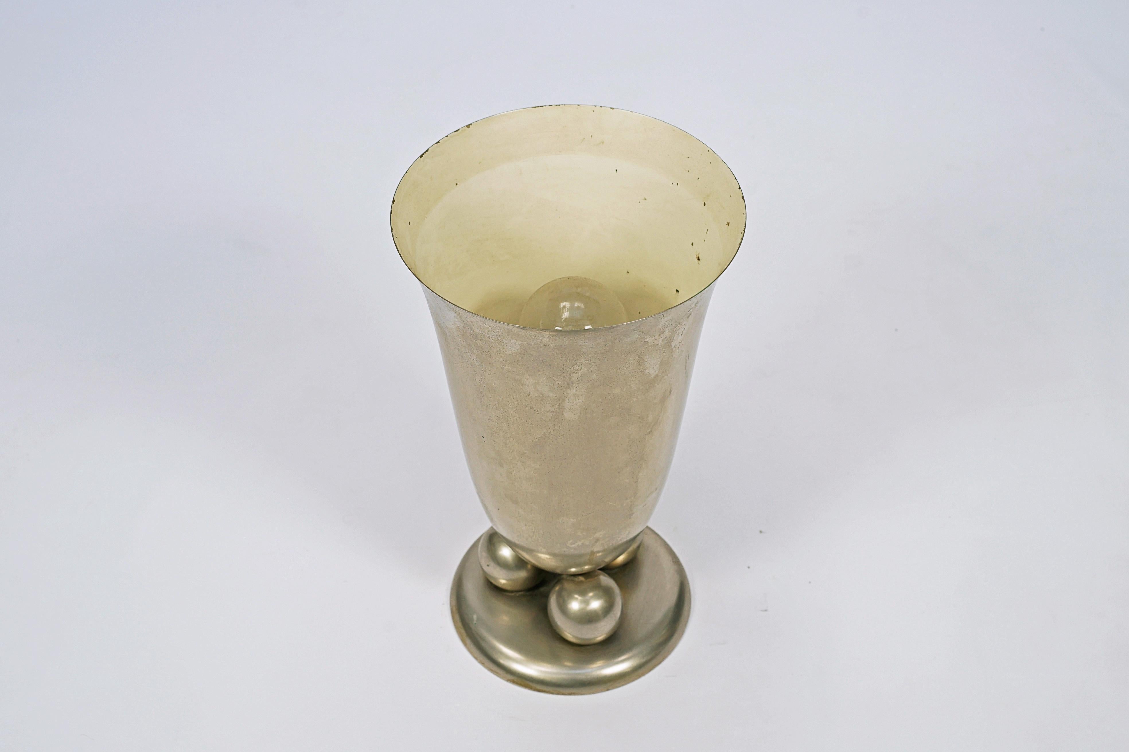 Lampada da tavolo progettata da WMF (Württembergische Metallwarenfabrik). Realizzato interamente in bronzo cromato.

Germania, CIRCA 1930.