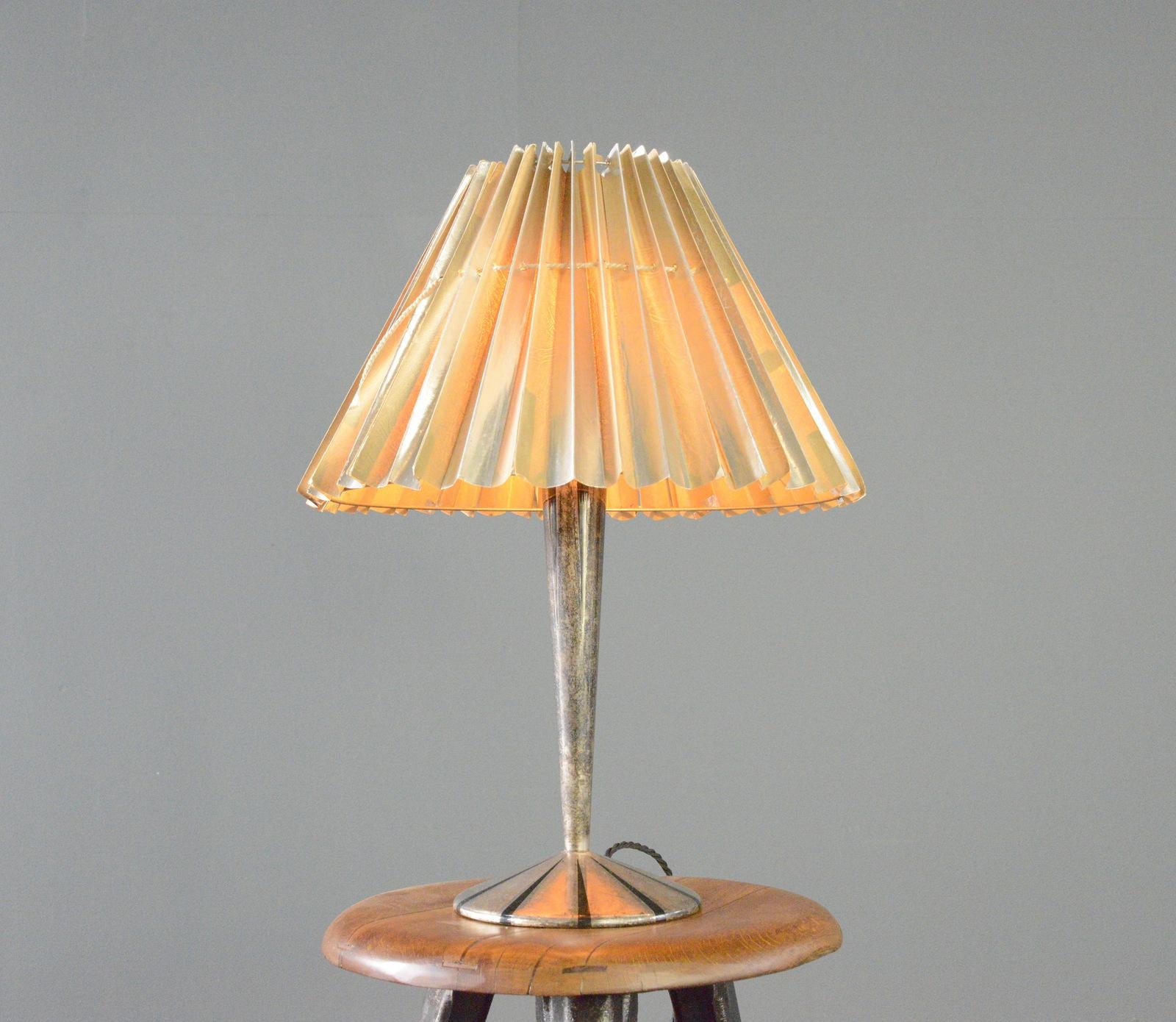 Lampada da tavolo di WMF Ikora, anni '20 circa

- Base in ottone placcato argento con dettagli a strisce nere
- Paralume originale in carta argentata
- Prendi le lampadine con attacco E27
- Prodotto da WMF (Württembergische Metallwarenfabrik)
-