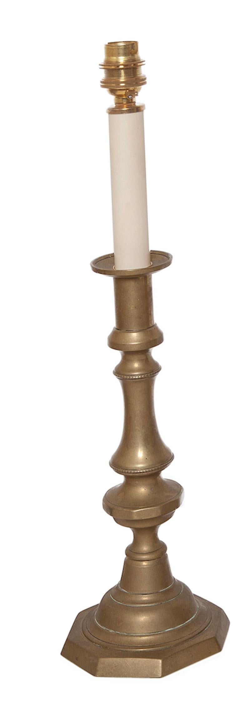 Victorien Lampe de table Paire de chandeliers en laiton tourné en vente