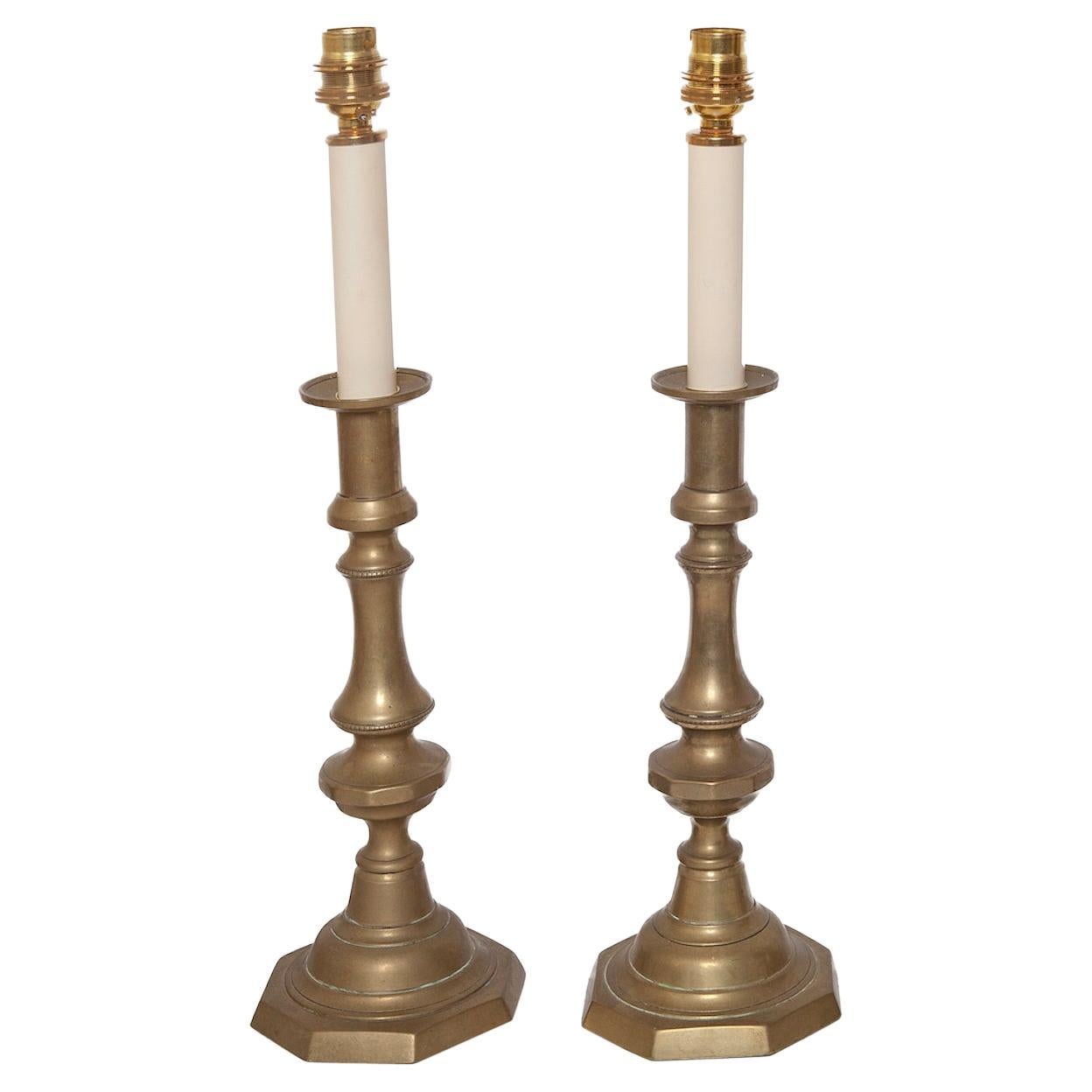 Lampe de table Paire de chandeliers en laiton tourné en vente