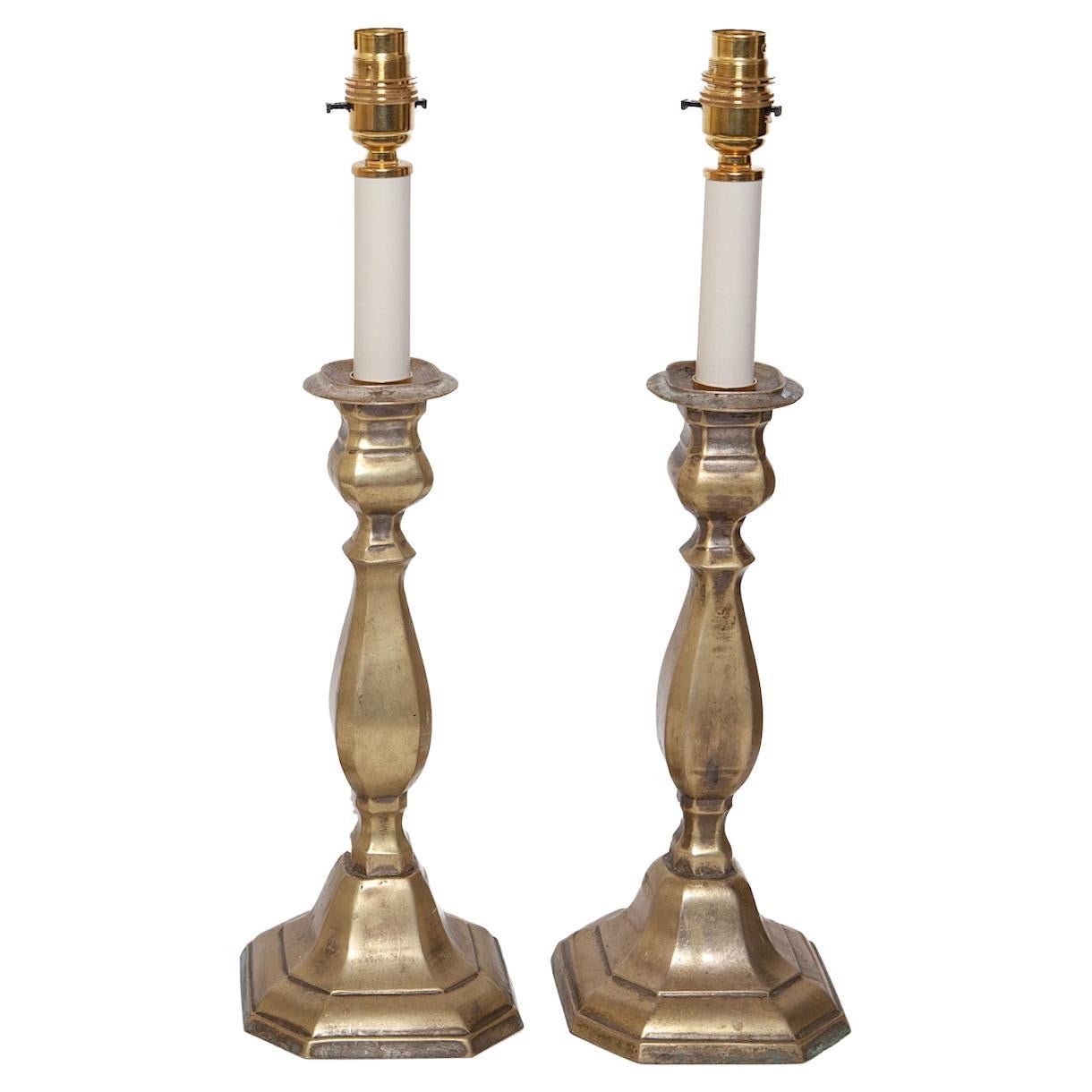 Paar Kerzenständer aus Messing, gedrechselt, 46 cm, 18 cm hoch im Angebot