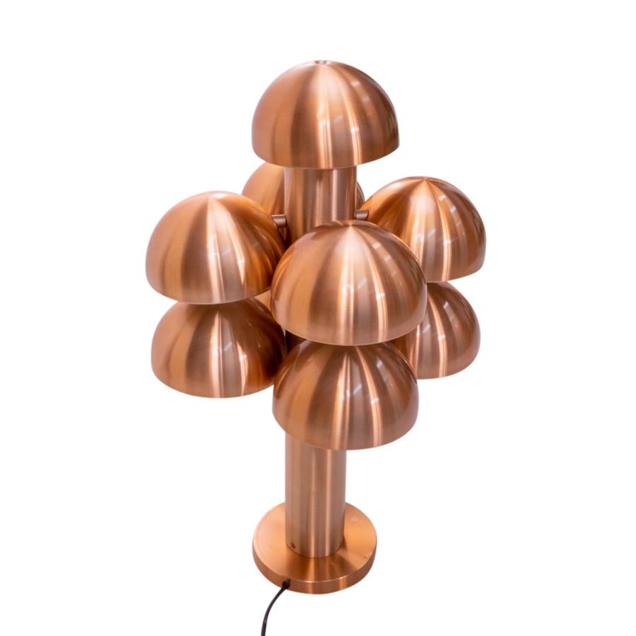 Table lamp “Cantarelle” by RAAK, 1970s

A mushroom shaped table lamp in copper-colored aluminum, by Maija Liisa Komulainen (Finnish), also known for designing the Fuga-series lamps for RAAK.

As explained in a 1970s RAAK brochure: “The lamp is