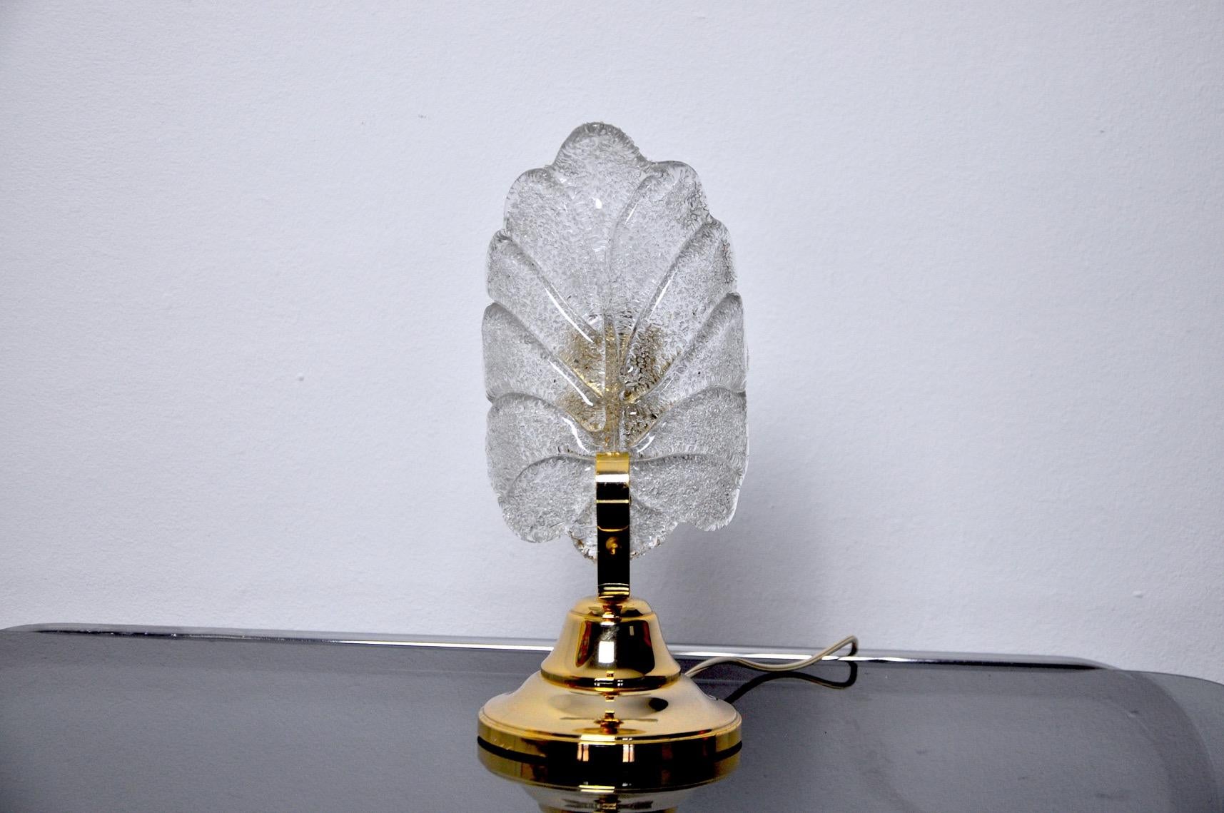 Très belle lampe de table de Carl Fagerlund pour Lyfa des années 60. La lampe est fabriquée en laiton et en verre en forme de feuille. La lumière diffuse est douce et harmonieuse, parfaite pour illuminer votre intérieur. Marque du temps