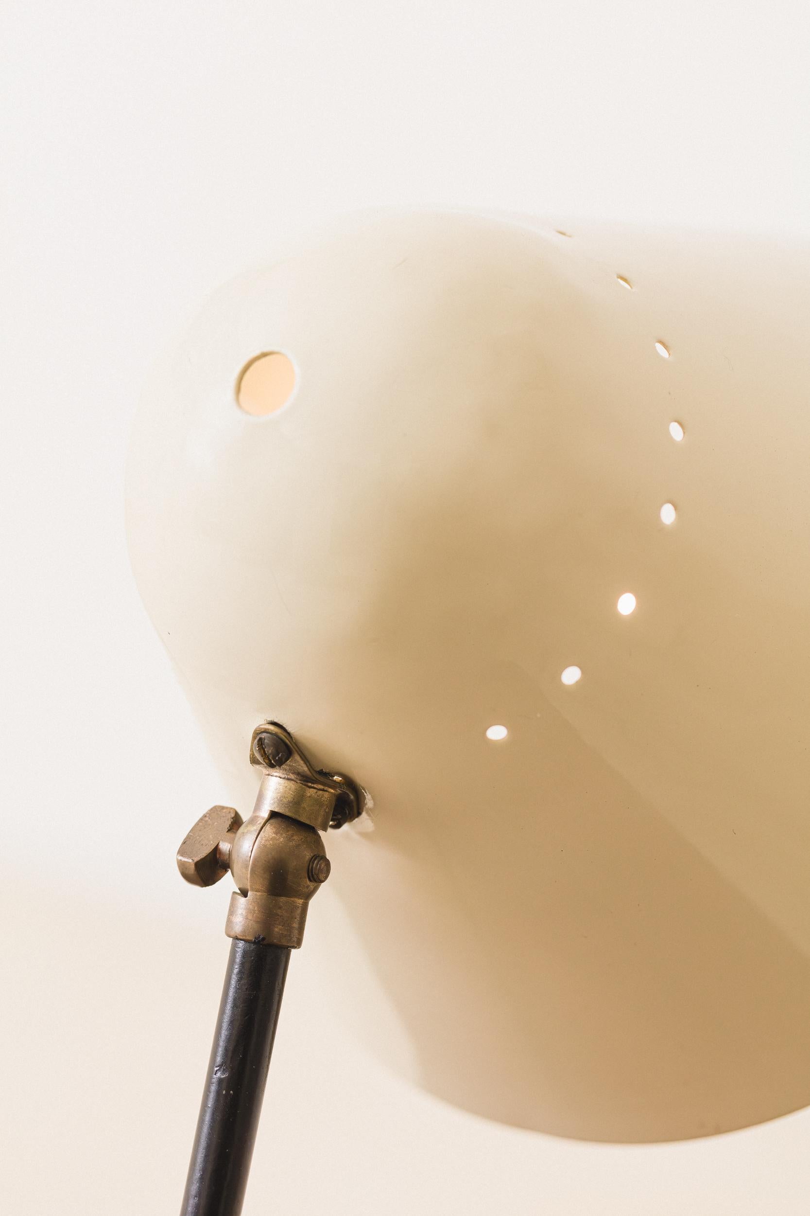This table lamp, with its refined design and rounded forms, is an outstanding example of the union between function and aesthetics. Produced by Forma, the Brazilian company founded by Carlo Hauner and Martin Eisler, the piece stands out for its