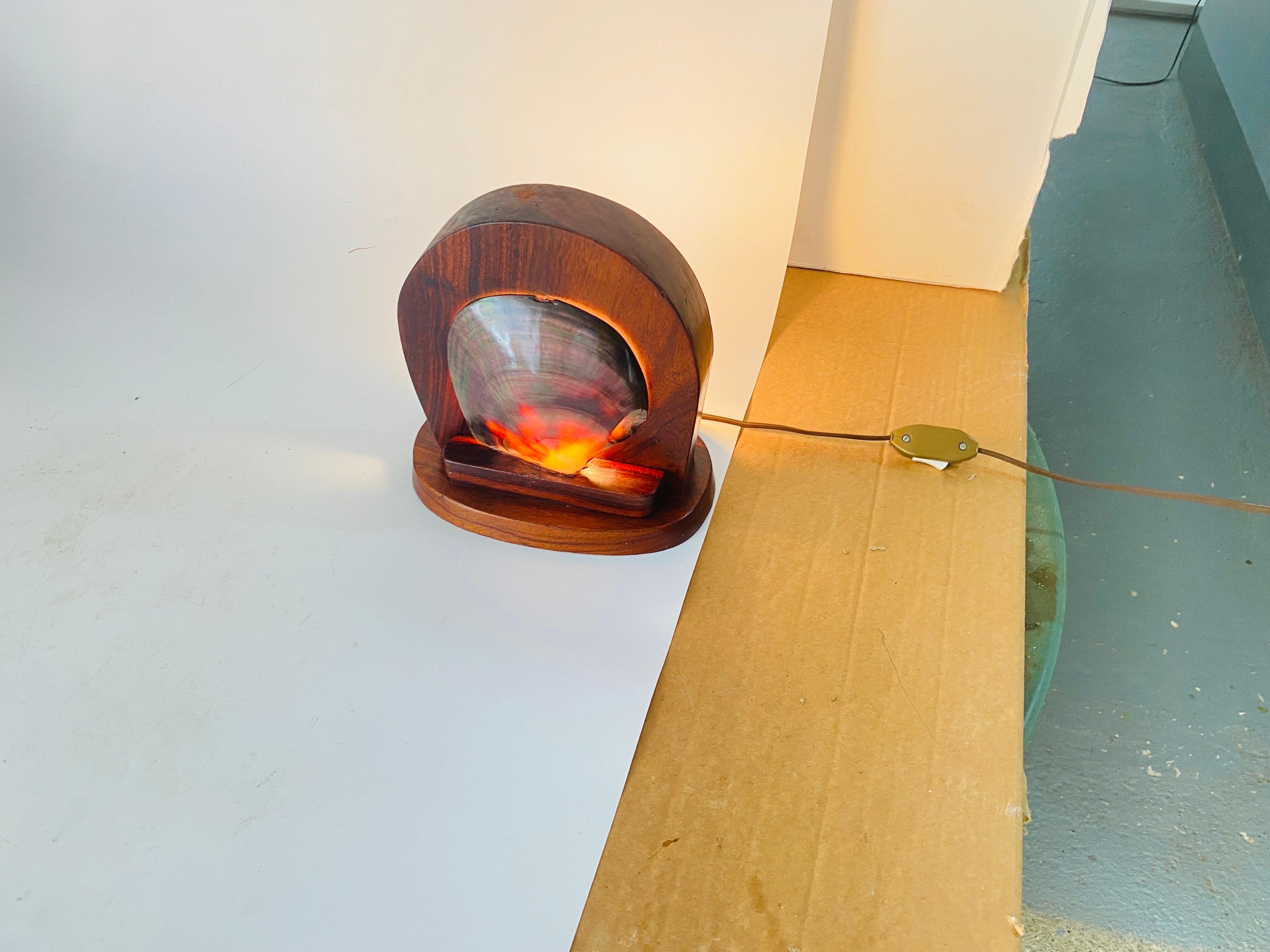 Tischlampe aus Holz geschnitzt mit Muschelschirm Brown Farbe, Frankreich, 1950 (Französisch) im Angebot