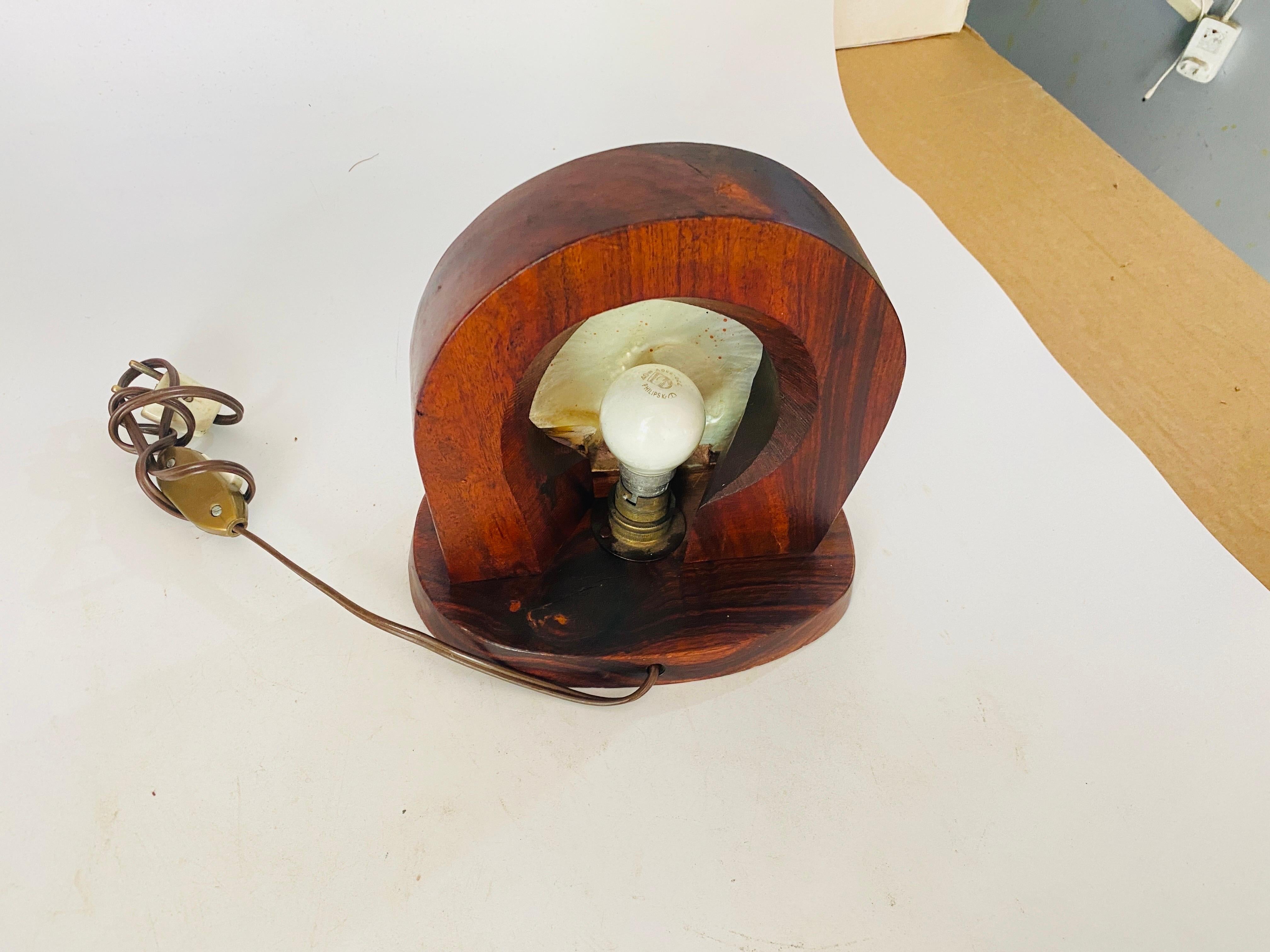 Lampe de table en bois sculpté avec abat-jour en coquillage couleur Brown, France, 1950 en vente 1