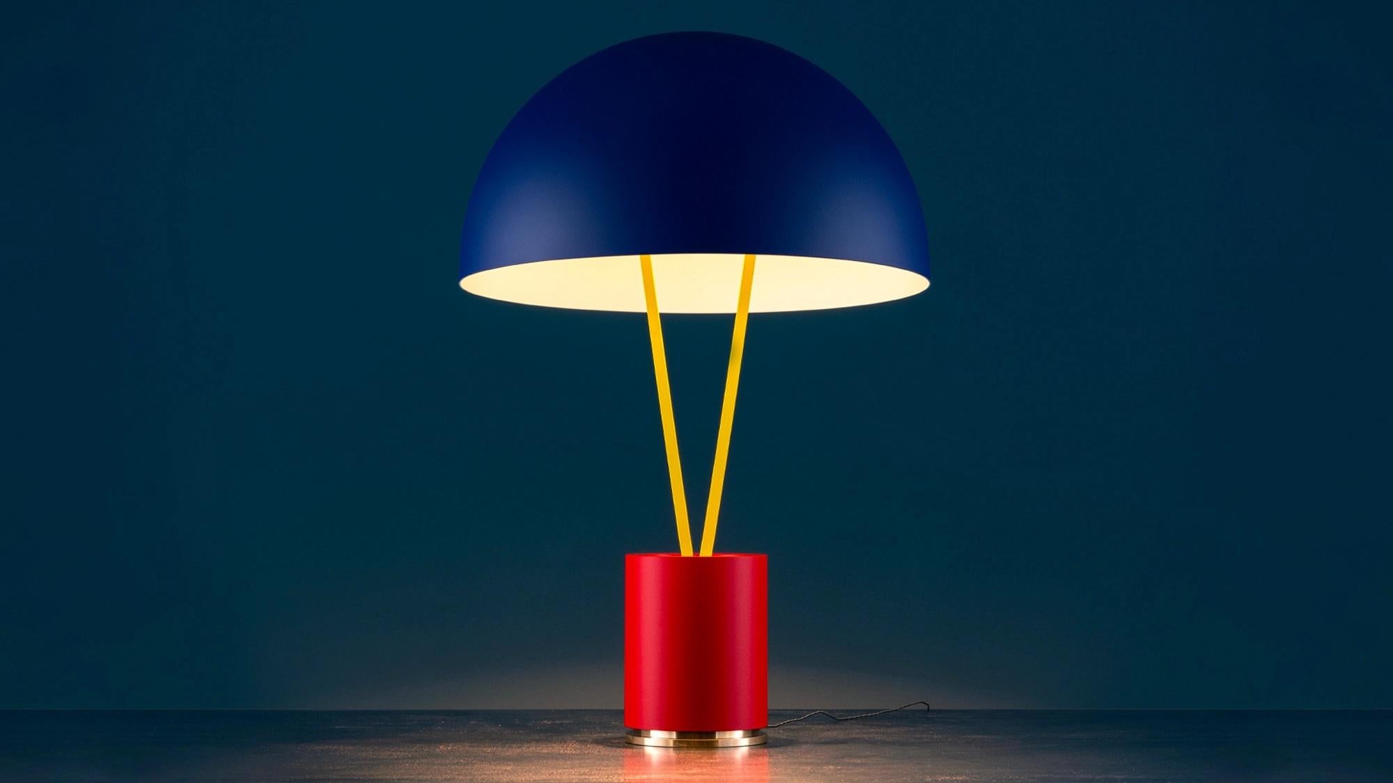 L'Eleg BIGLI, conçue par Enzo Catellani pour Catellani & Smith, est une lampe de table vibrante et élégante qui incarne l'utilisation joyeuse de la couleur dans la conception de l'éclairage. Inspiré par la collection PostKrisi de 2004, qui a