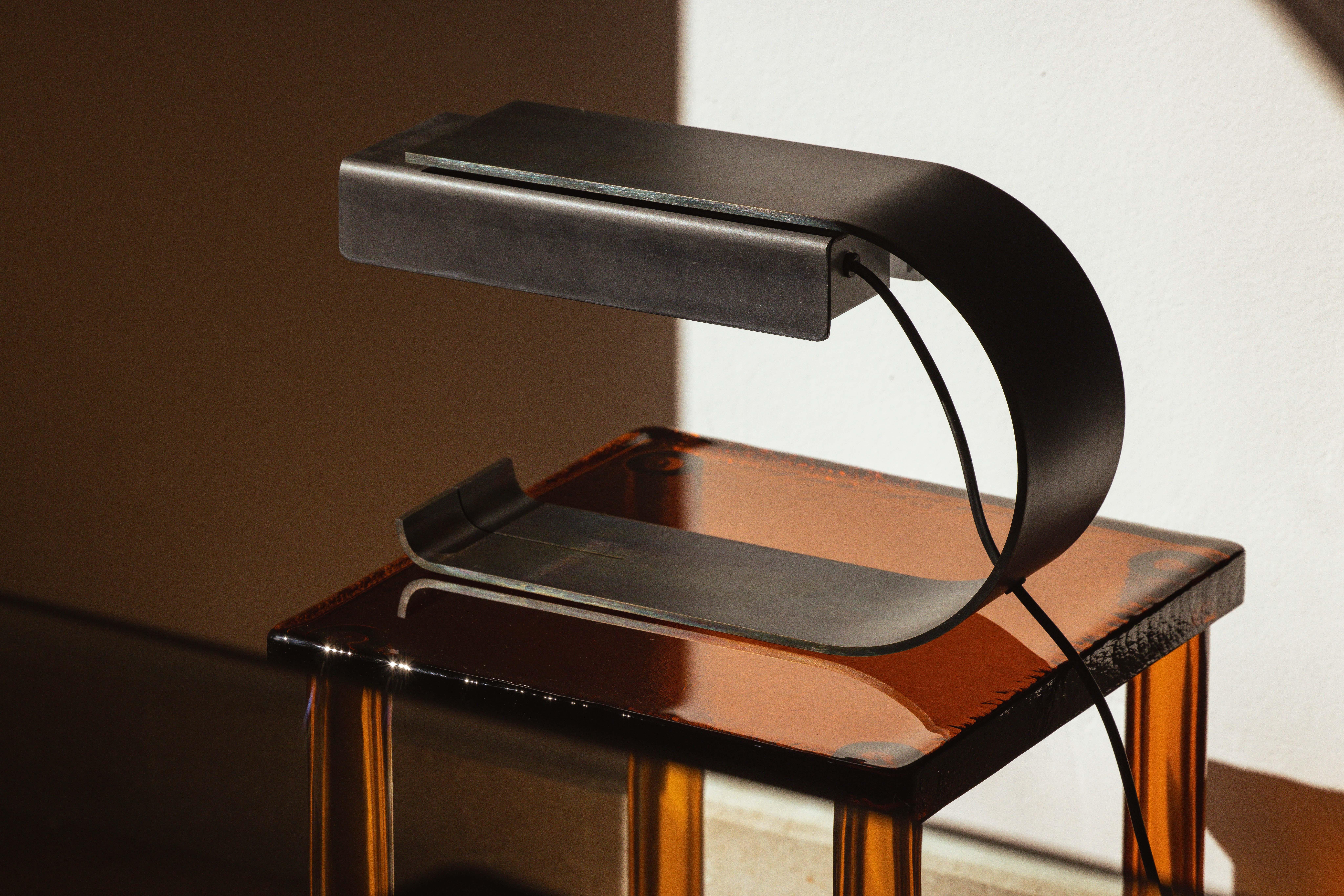 Belga Lampada da tavolo CG01 Ltd CN Raw Metal progettata nel 1968 in vendita