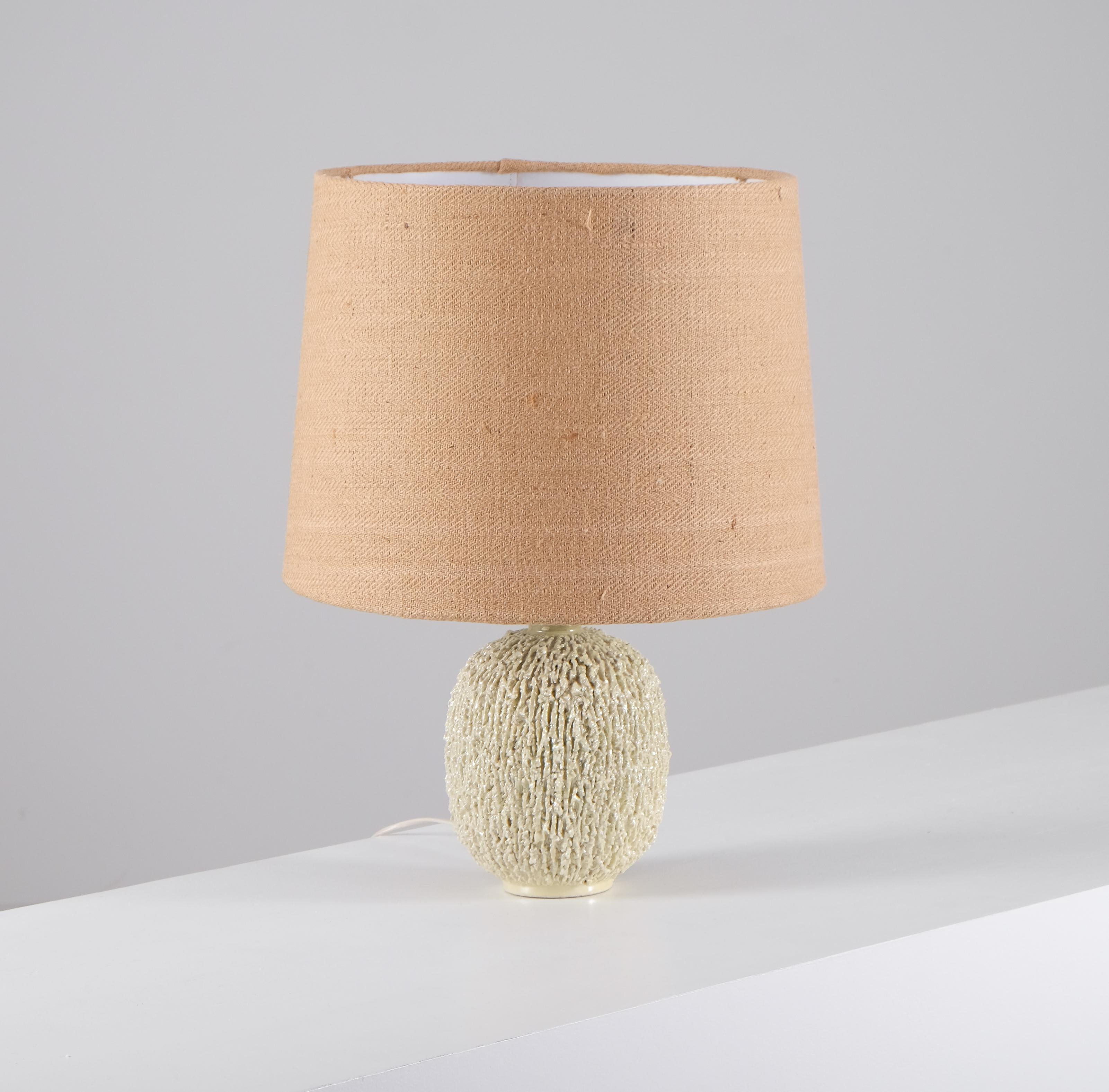 Lampe en céramique de forme bulbeuse par Gunnar Nylund, composée d'argile chamottée et émaillée d'une glaçure lustrée de couleur blanche. Produit par Rörstrand. Estampillé.