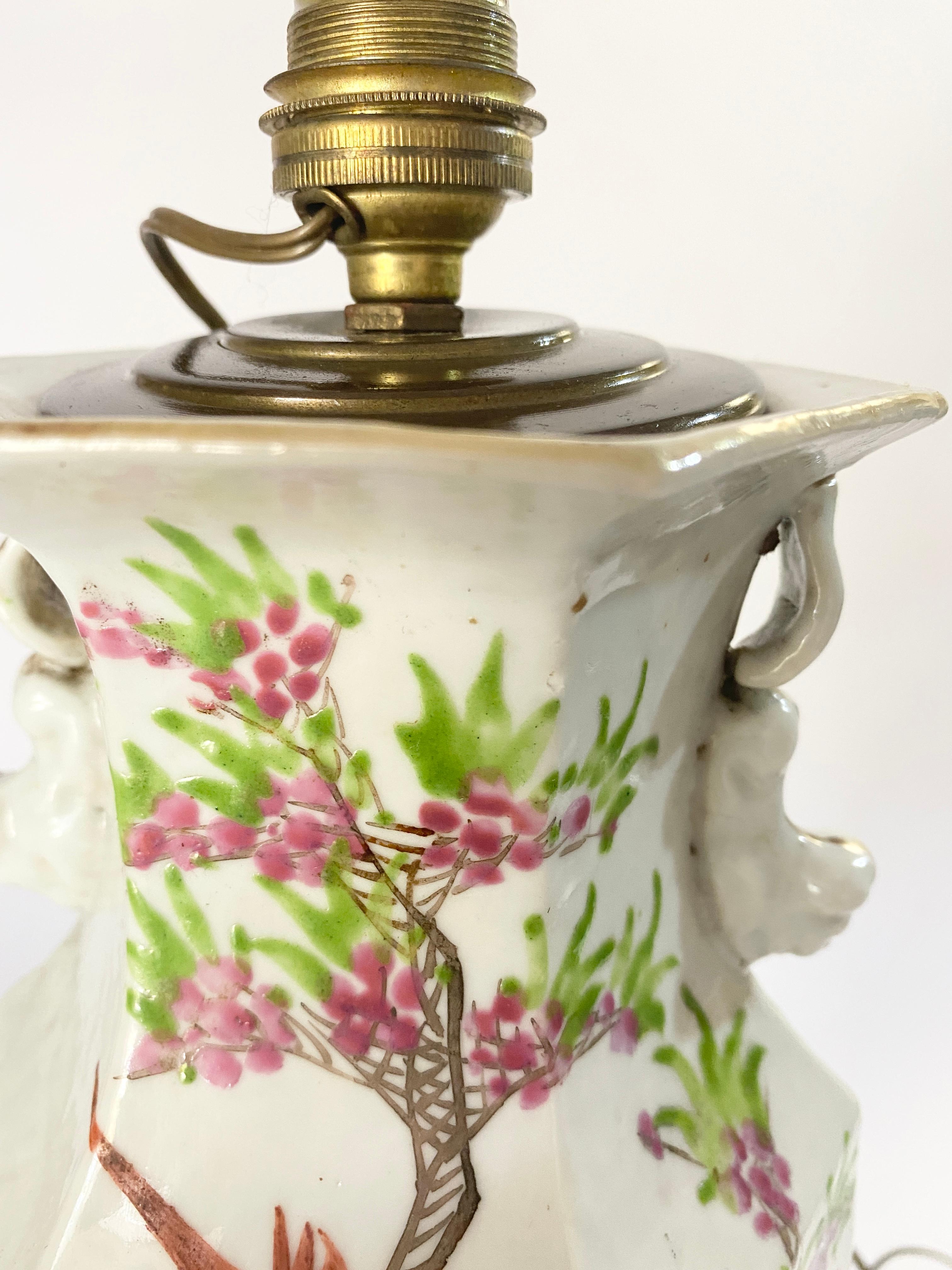 Tischlampe, chinesisch, Porzellan, handbemalt, in Vasenform, China, um 1880 (Handbemalt) im Angebot