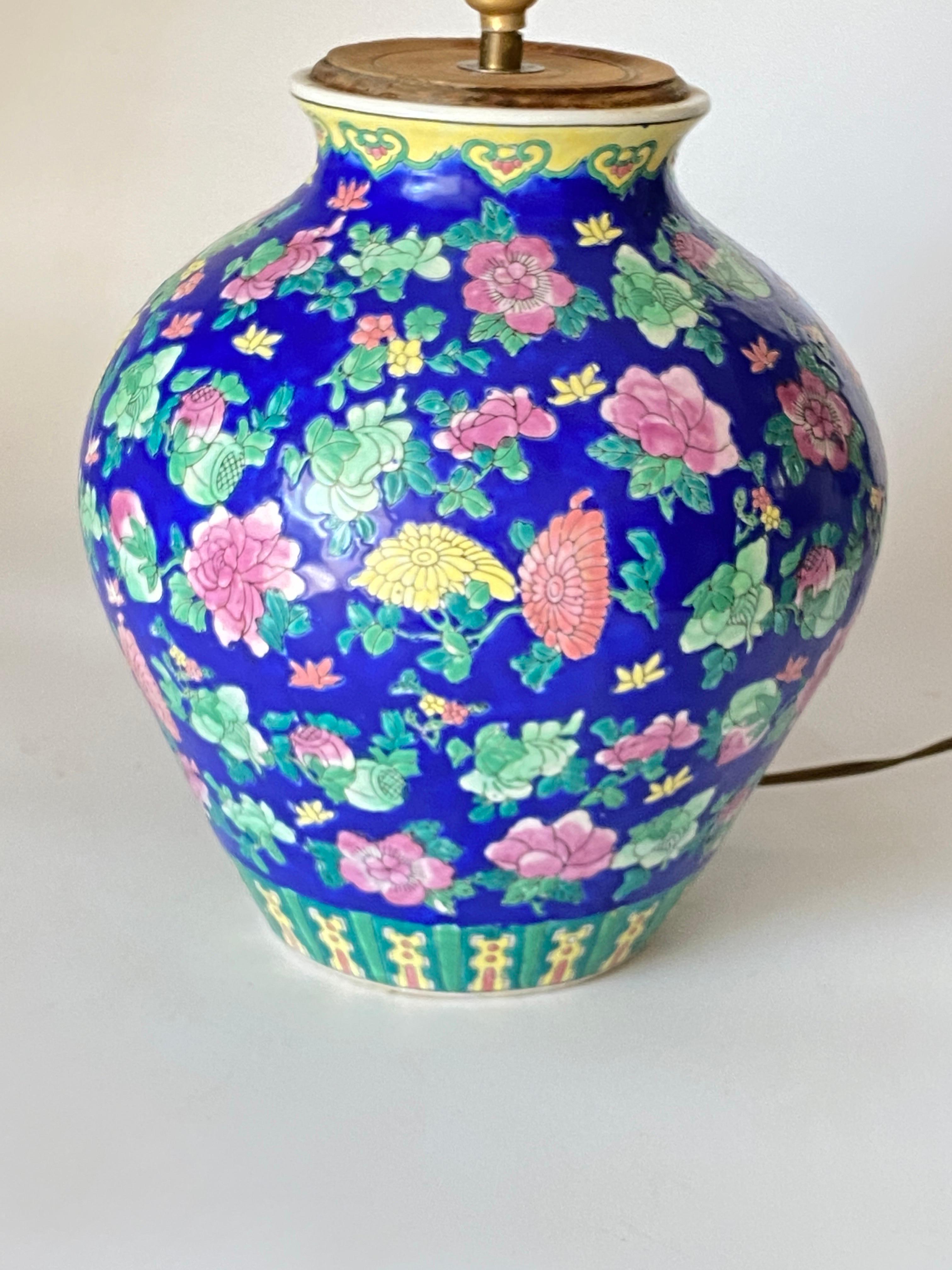 Table Lamp, Chinese, Porcelaine, Hand Painted, in a Vase Shape, China circa 1940 For Sale 5