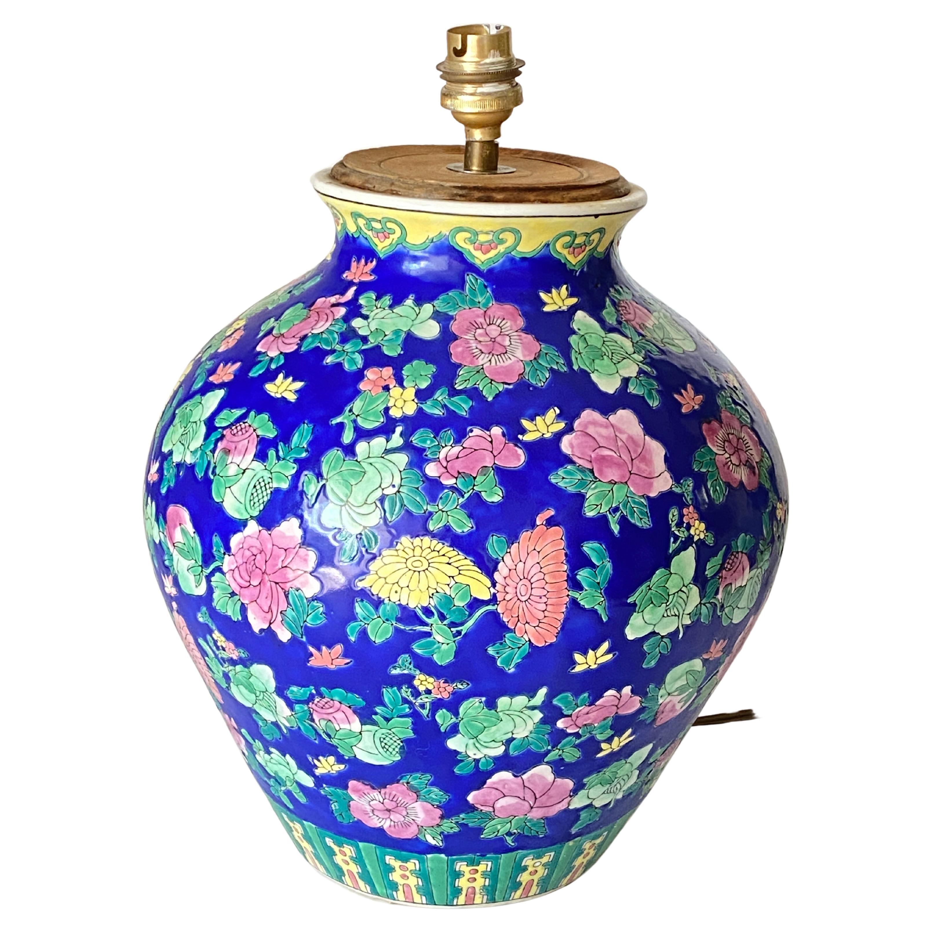 Vase, lampe de table, en porcelaine. Il a été fabriqué en Chine, vers 1940.
Les motifs décoratifs sont des fleurs et des feuilles.