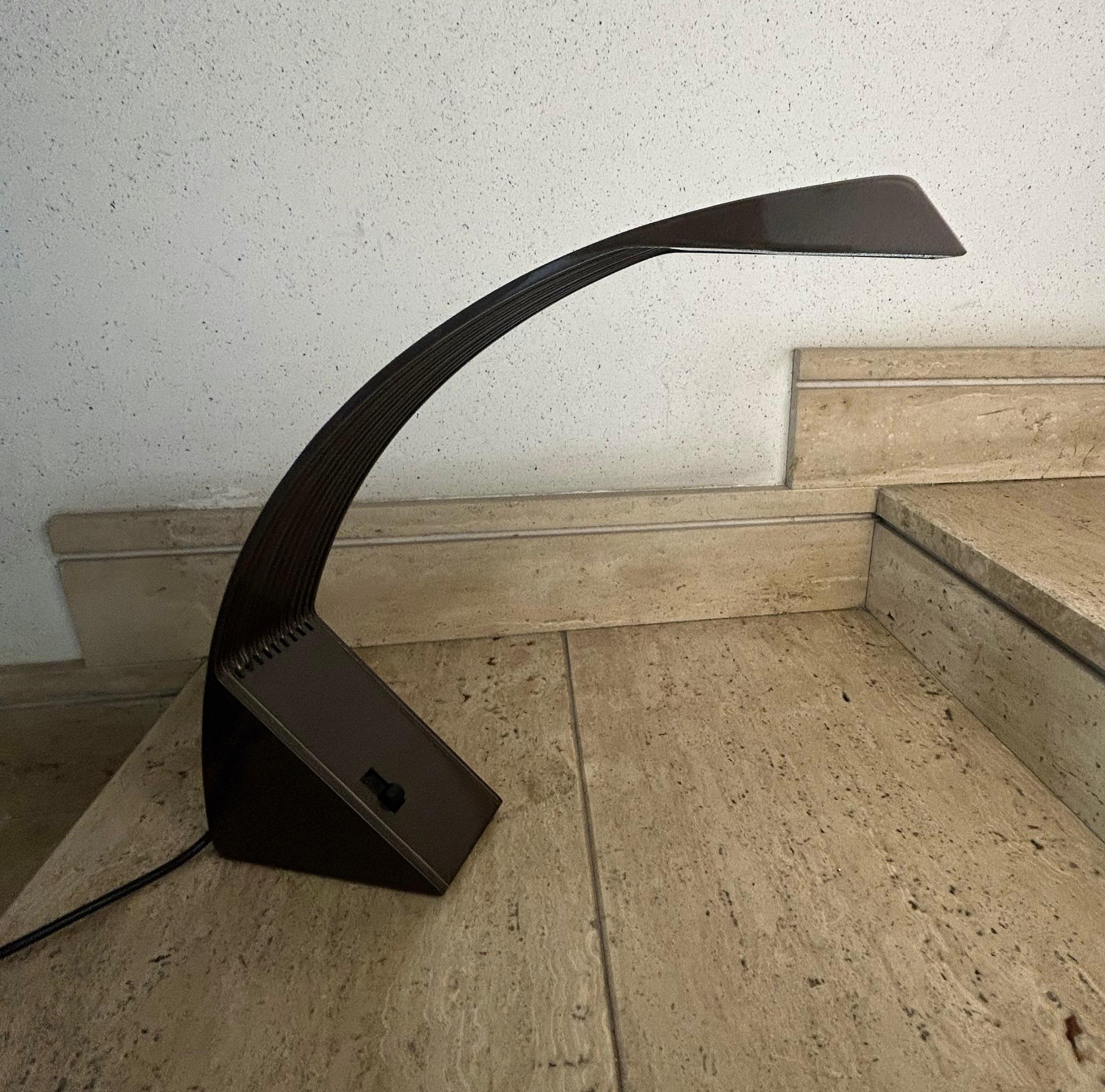 Concebida por Marco Zotta para la Compagnia Italiana Lampadari (CIL), la lámpara Arcobaleno encarna un refinado equilibrio entre experimentación formal e investigación cromática, dos señas de identidad del diseño italiano de los años setenta.
Su