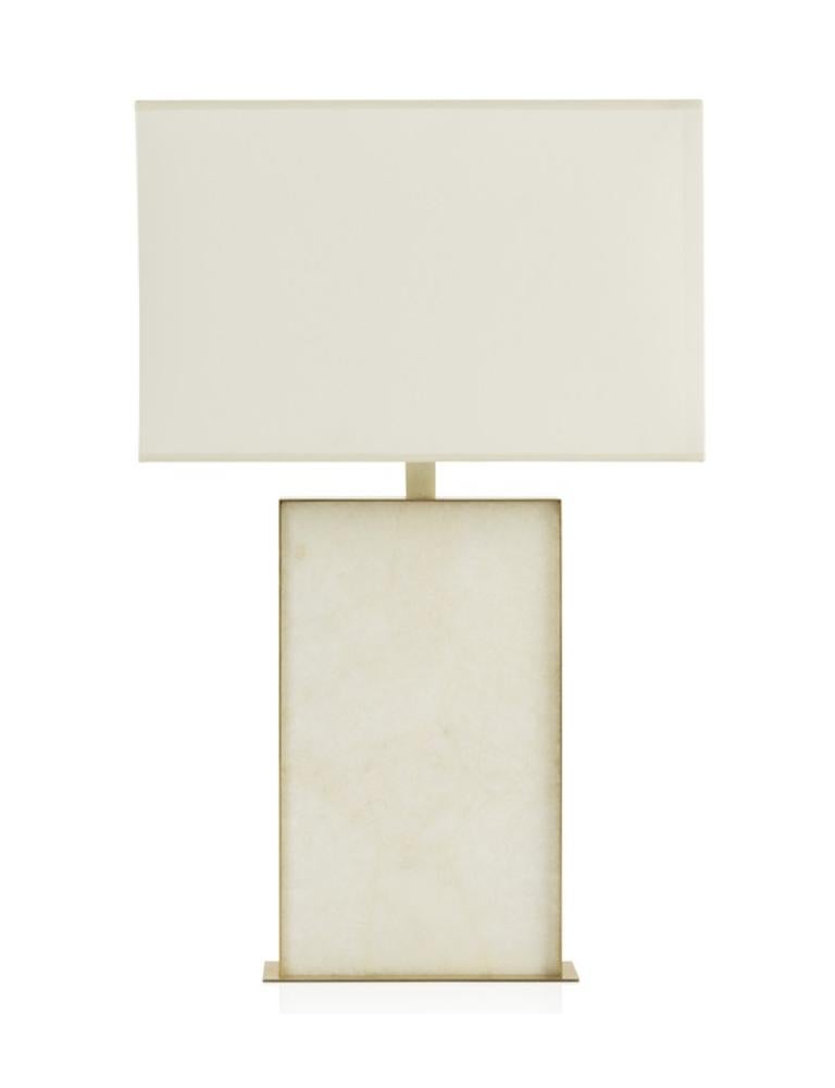 La lampe de table CIRCUMEO de Ginger Brown est composée de cristal de roche poli, entouré de garnitures en laiton brossé.
La base est en laiton brossé.
Cette lampe peut être livrée avec une prise EU, US ou UK. Il suffit de nous en informer lorsque