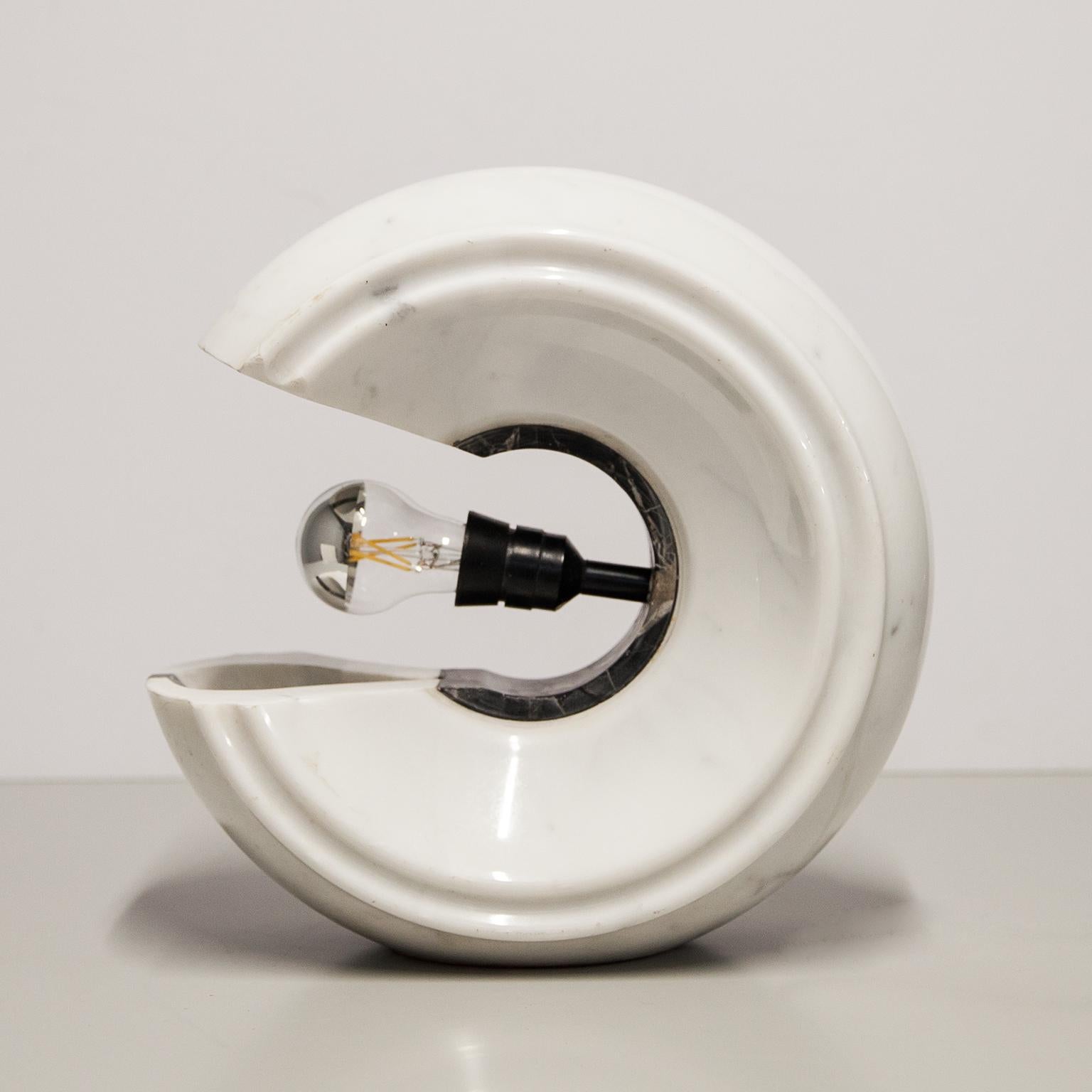 Très lourde lampe de table attribuée à Claudio Salocchi en marbre blanc et noir et fabriquée avec une prise E27, Italie années 1970.La prise du câble peut être changée pour une version UE ou USA.