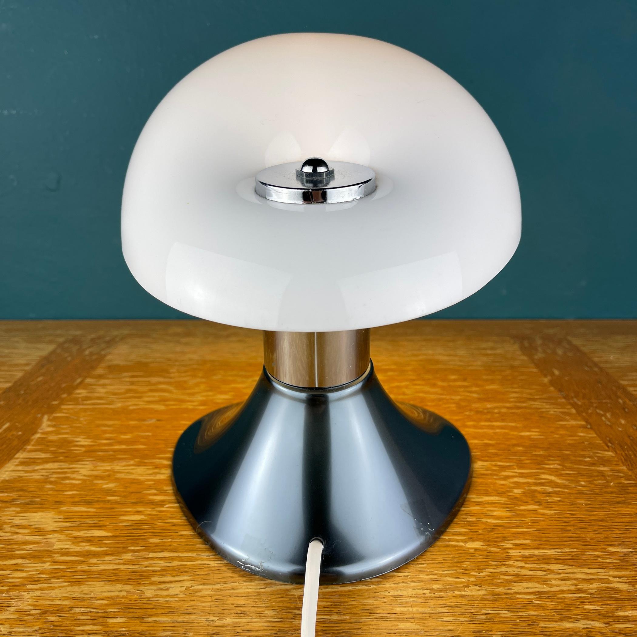 Lampe de bureau Cobra par Harvey Guzzini, Italie, années 1960 en vente 4