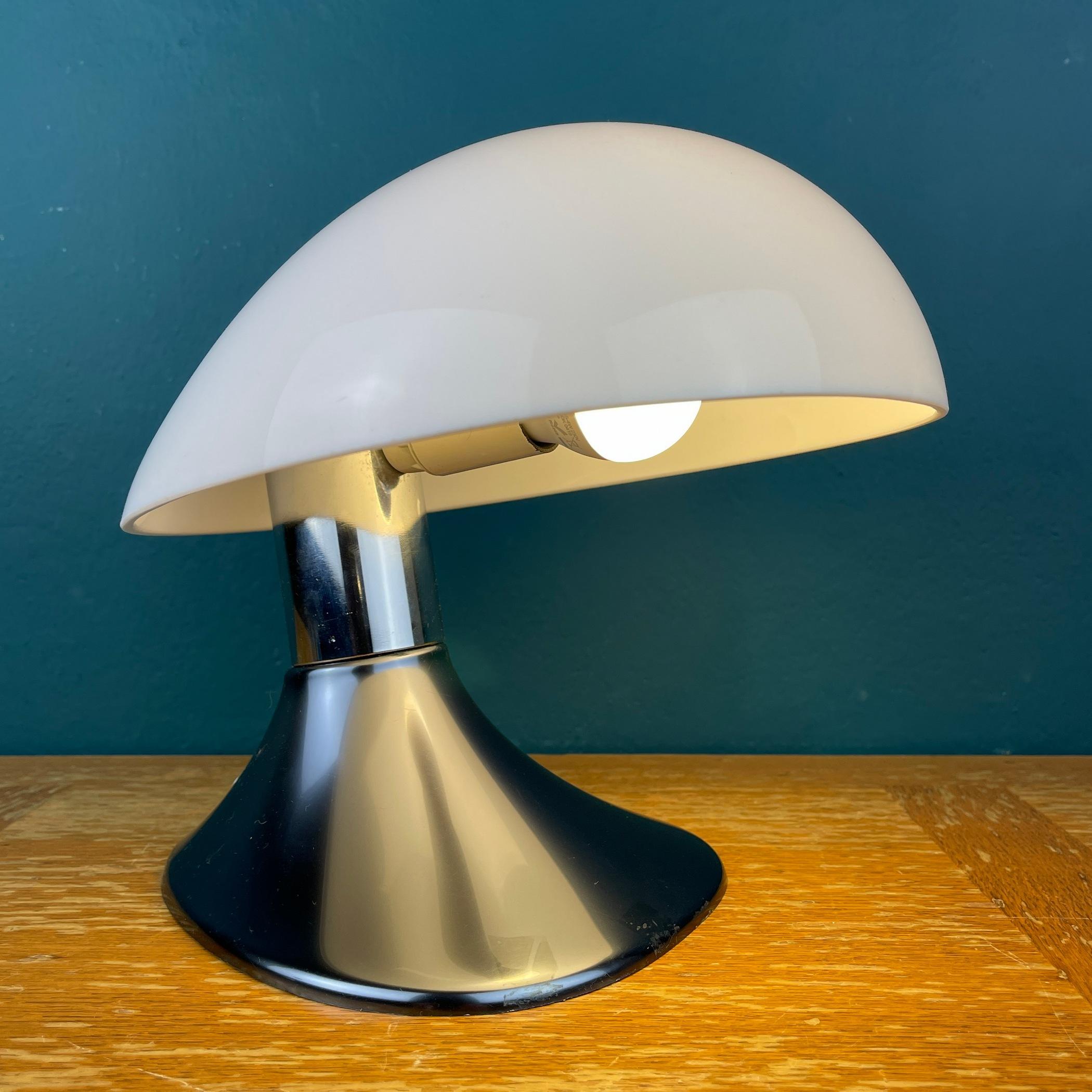 Table lamp Cobra by Harvey Guzzini Italy 1960s In Good Condition For Sale In Miklavž Pri Taboru, SI