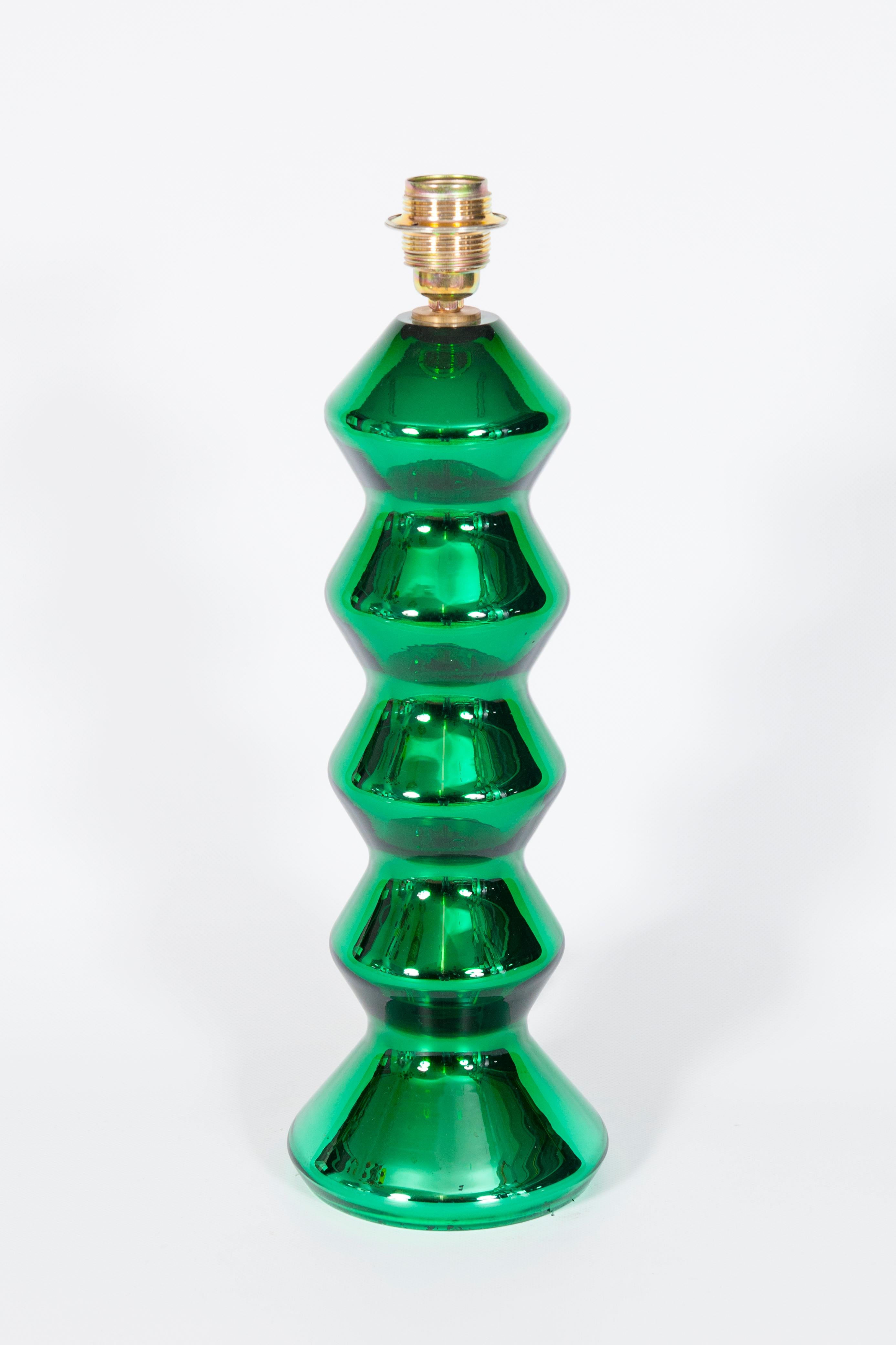 Table lamp crafted in vibrant green mirror-colored Murano glass, circa 1970s For Sale 2