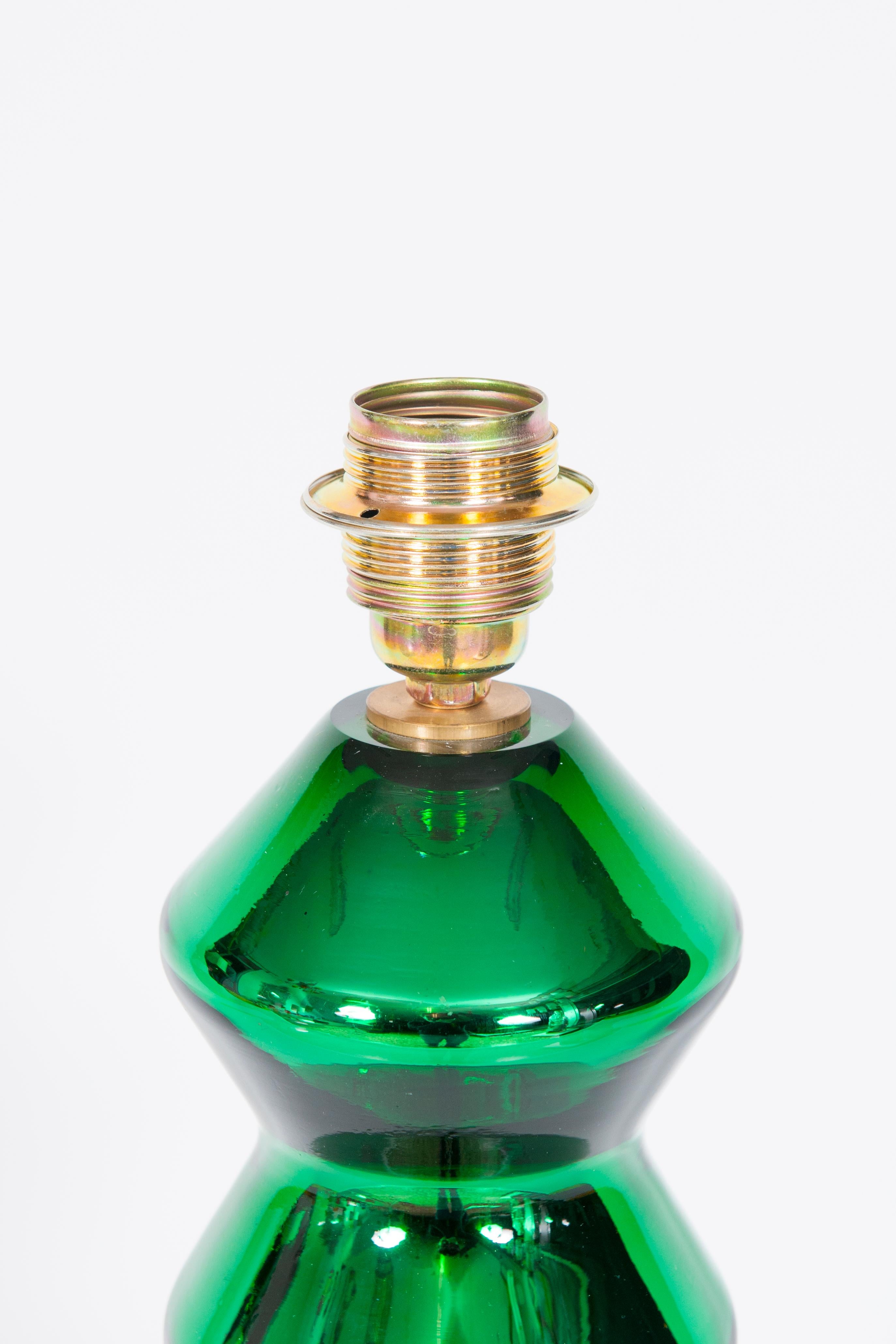 Table lamp crafted in vibrant green mirror-colored Murano glass, circa 1970s For Sale 3