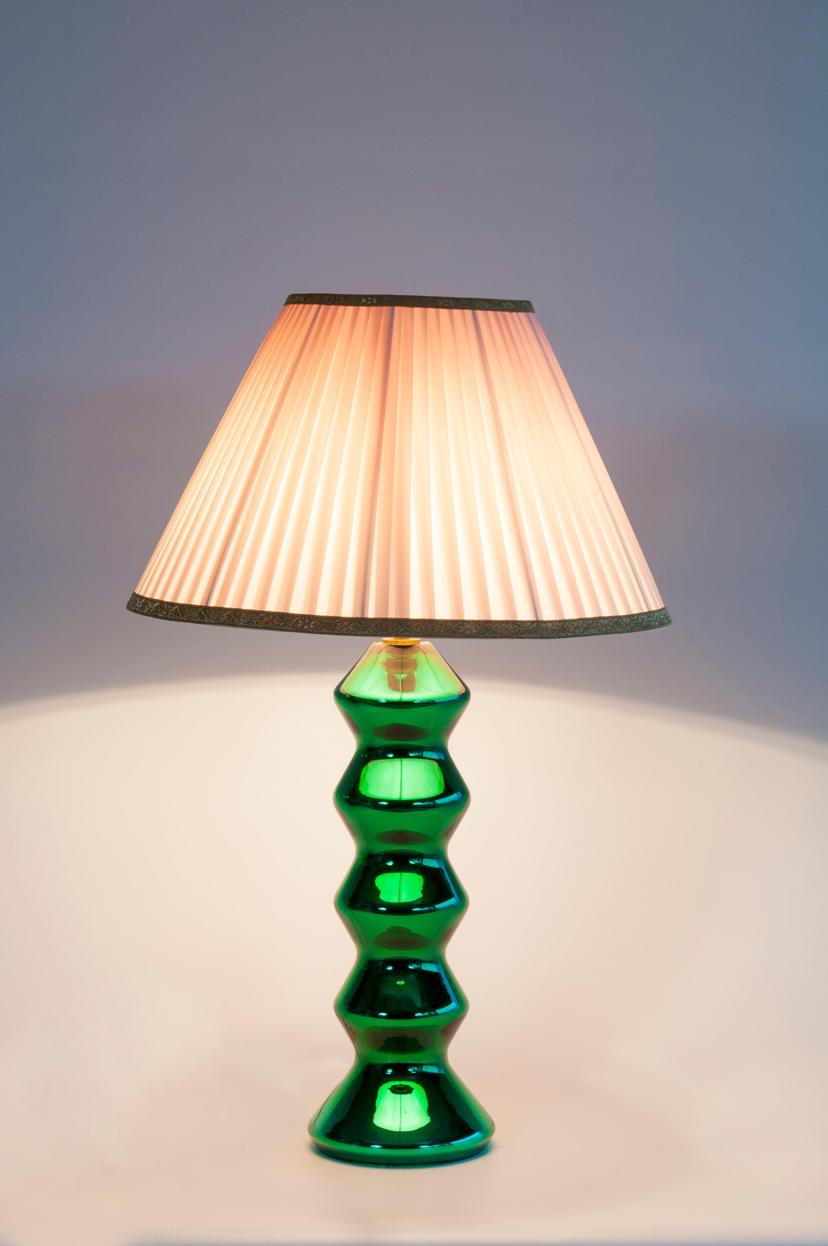 Mid-Century Modern Table lamp crafted in vibrant green mirror-colored Murano glass, circa 1970s For Sale