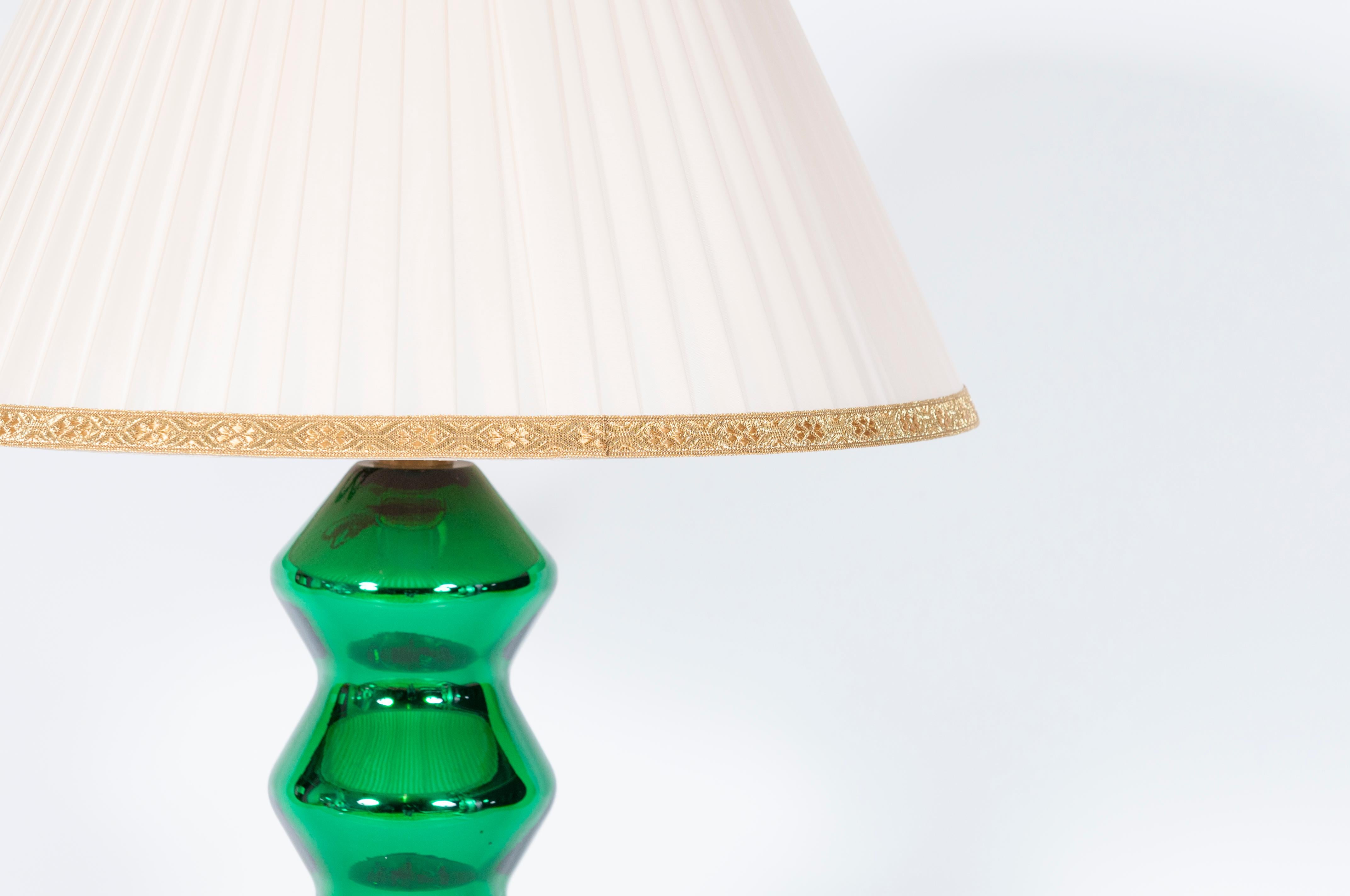 Italian Table lamp crafted in vibrant green mirror-colored Murano glass, circa 1970s For Sale