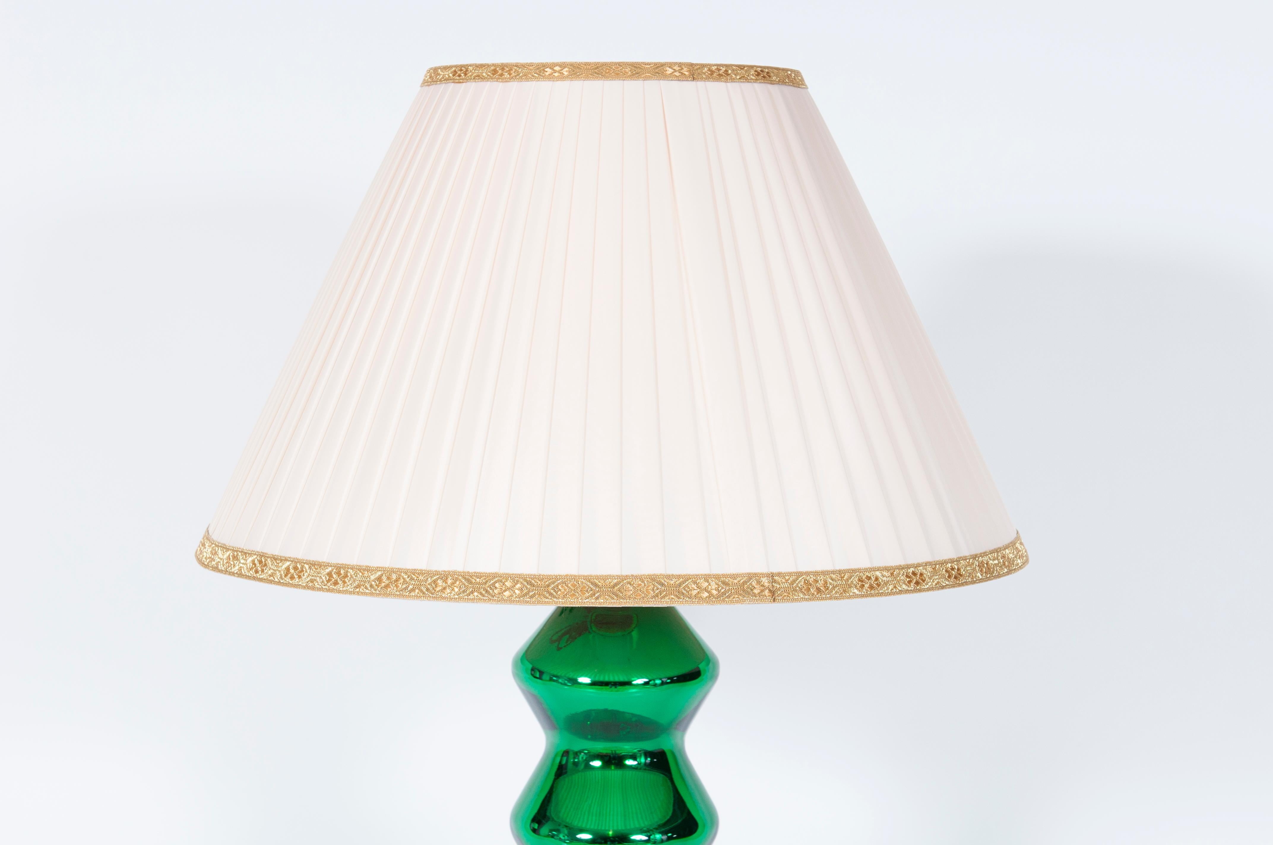 Hand-Crafted Table lamp crafted in vibrant green mirror-colored Murano glass, circa 1970s For Sale