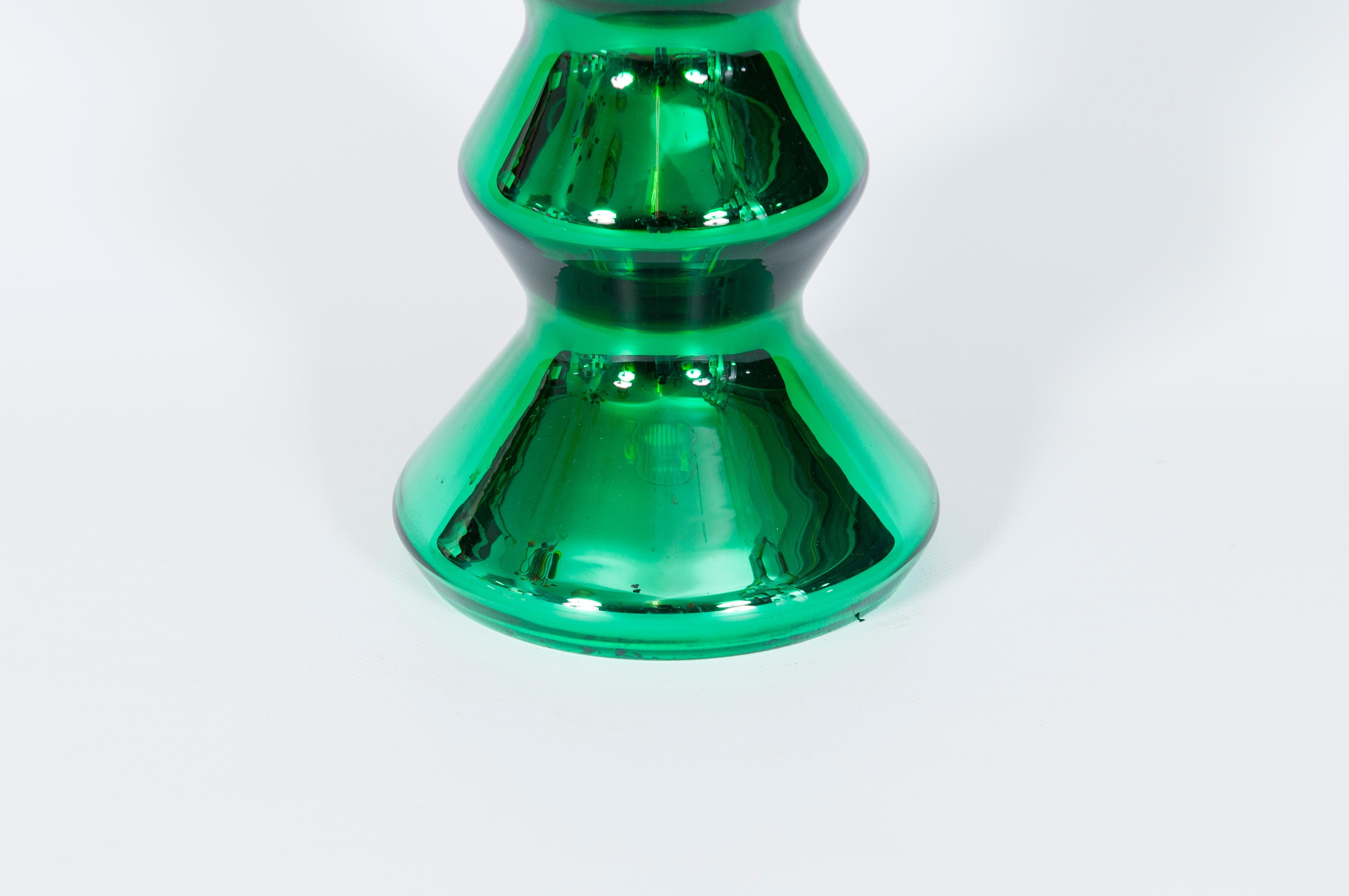 Table lamp crafted in vibrant green mirror-colored Murano glass, circa 1970s In Good Condition For Sale In Villaverla, IT