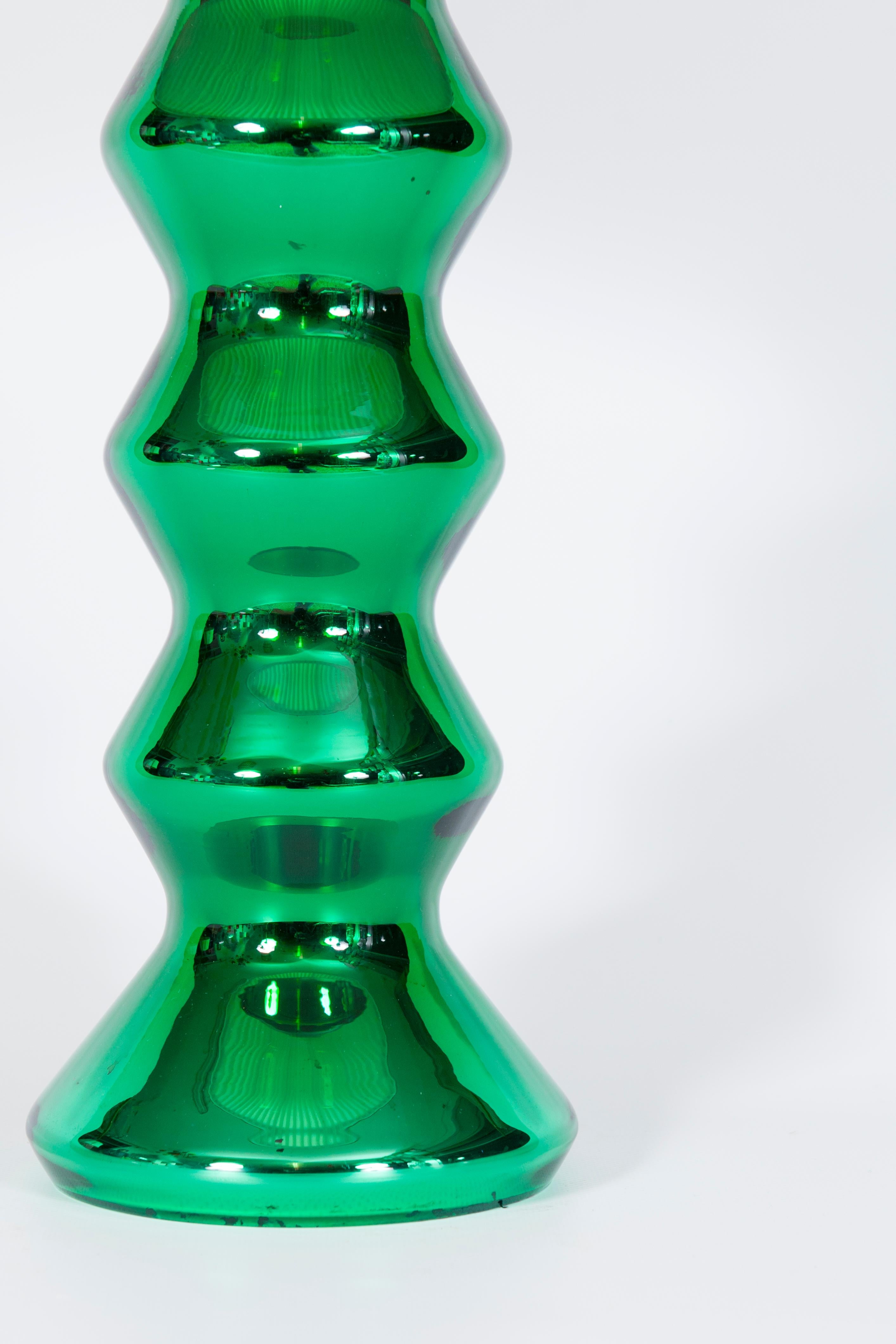 Late 20th Century Table lamp crafted in vibrant green mirror-colored Murano glass, circa 1970s For Sale