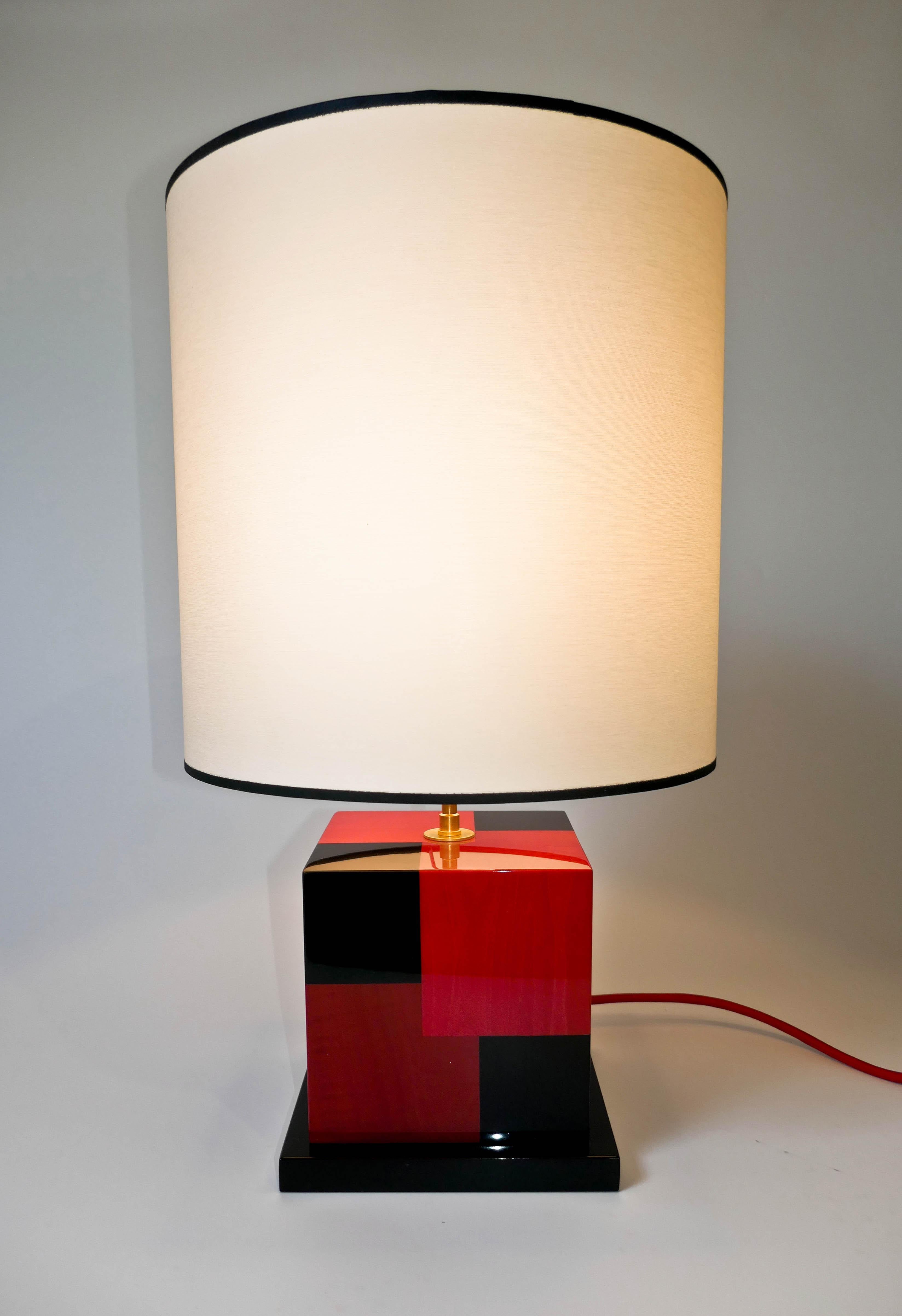Moderno nuovo  Lampada da tavolo rossa e nera  in  Wood Marquetery di Aymeric Lefort in vendita