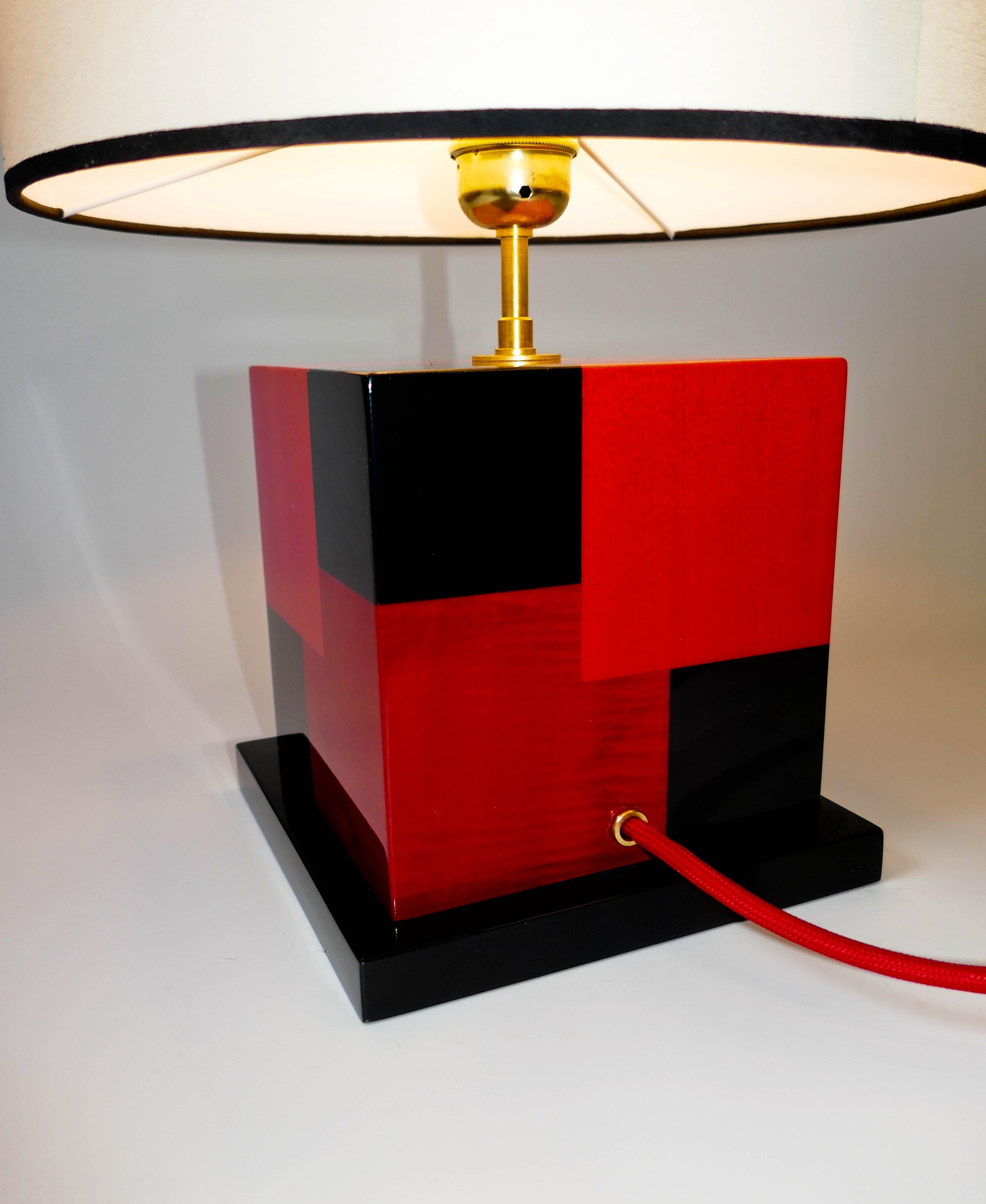 Francese nuovo  Lampada da tavolo rossa e nera  in  Wood Marquetery di Aymeric Lefort in vendita