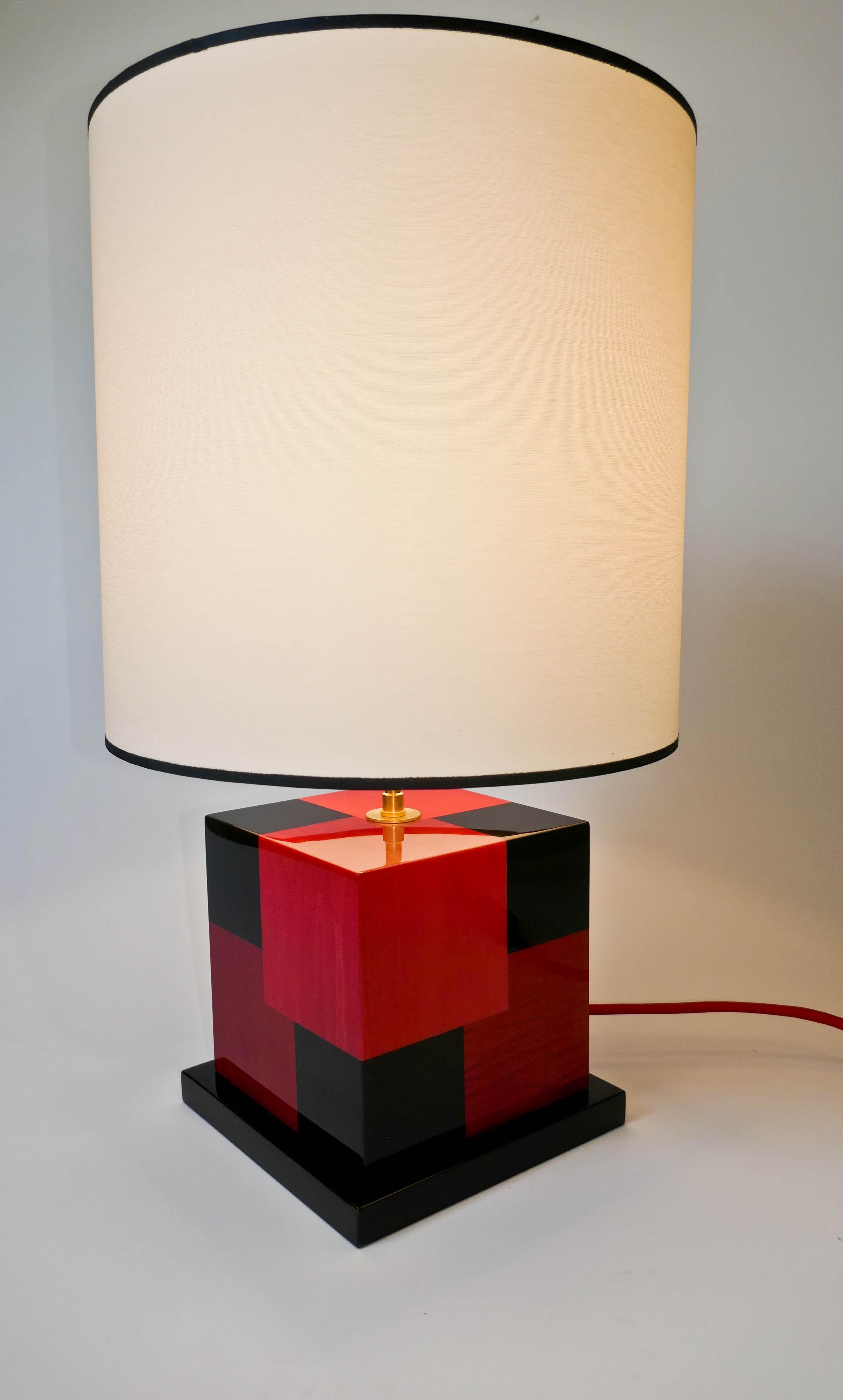 Verni Lampe de Table Cubes en Marqueterie de Bois Rouge d'Aymeric Lefort en vente