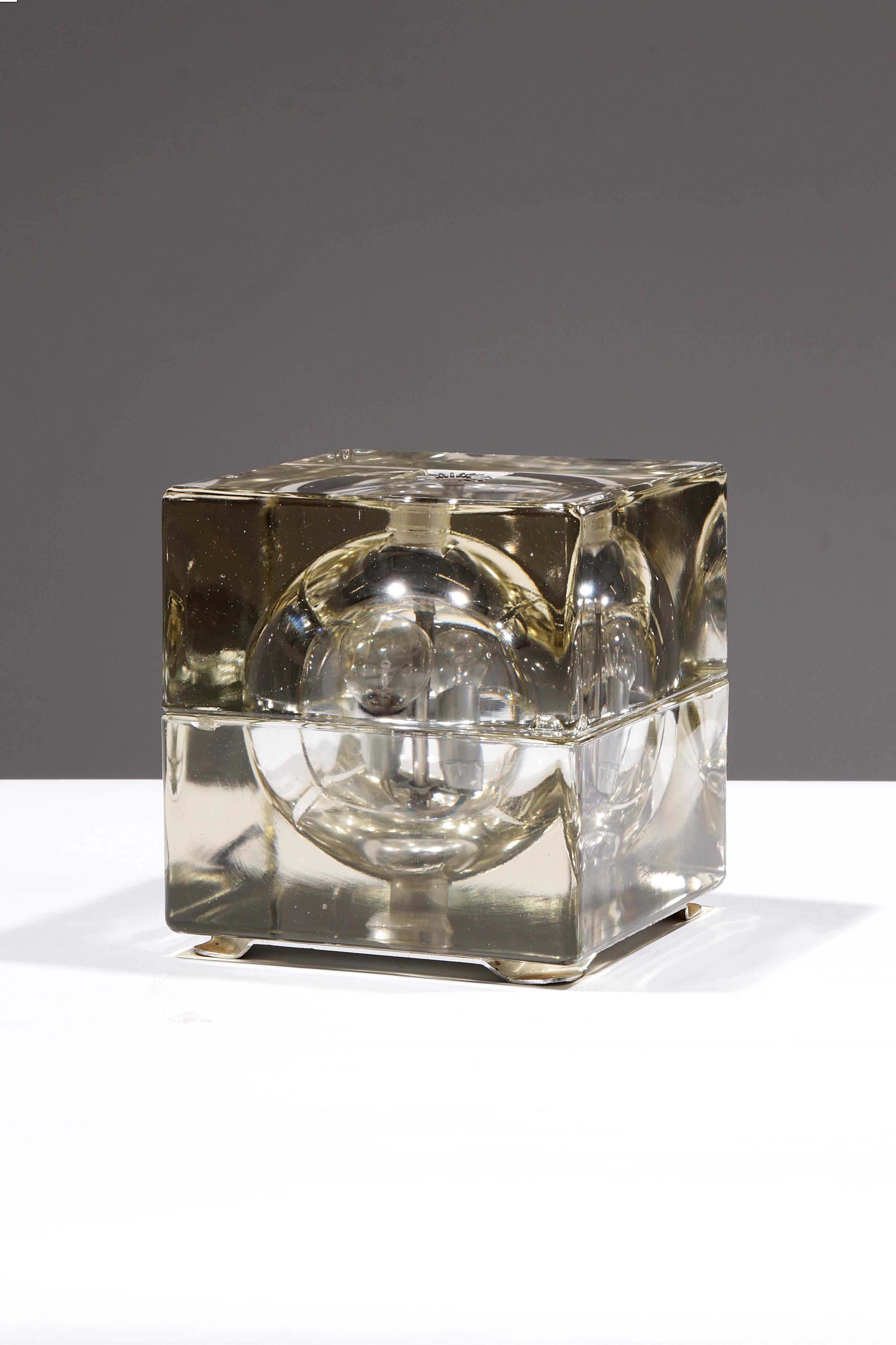 Découvrez l'élégance intemporelle et le design unique de la lampe à poser Cubosfera, conçue par le célèbre designer italien Alessandro Mendini en 1968. Cette lampe spéciale, produite par Fidenza Vetraria, est un chef-d'œuvre de verre de cristal