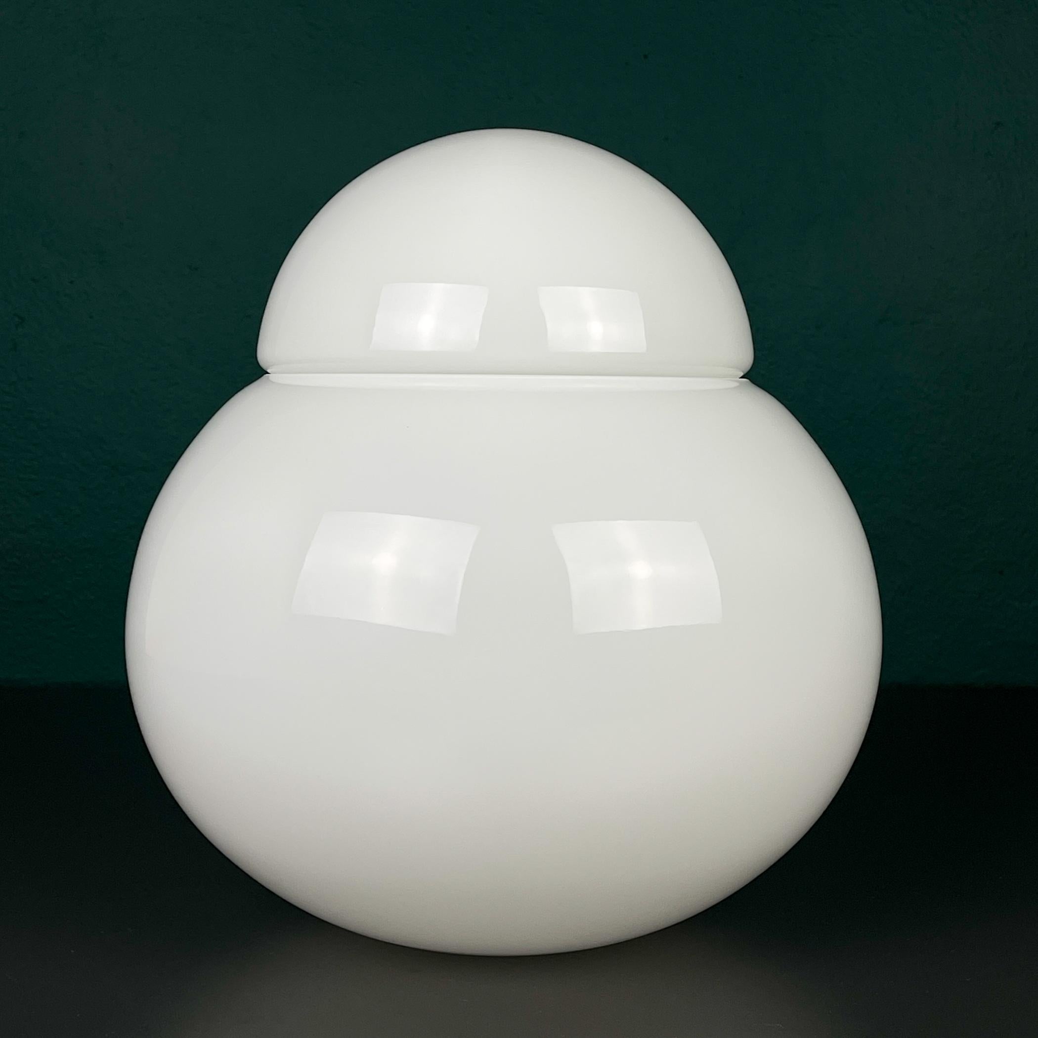 Lampada da tavolo Daruma disegnata da Sergio Asti nel 1968 per Fontana Arte. La lampada da tavolo Daruma è stata presentata in una mostra al Museum of Modern Art di New York.
La struttura arrotondata è composta da due parti semisferiche in vetro