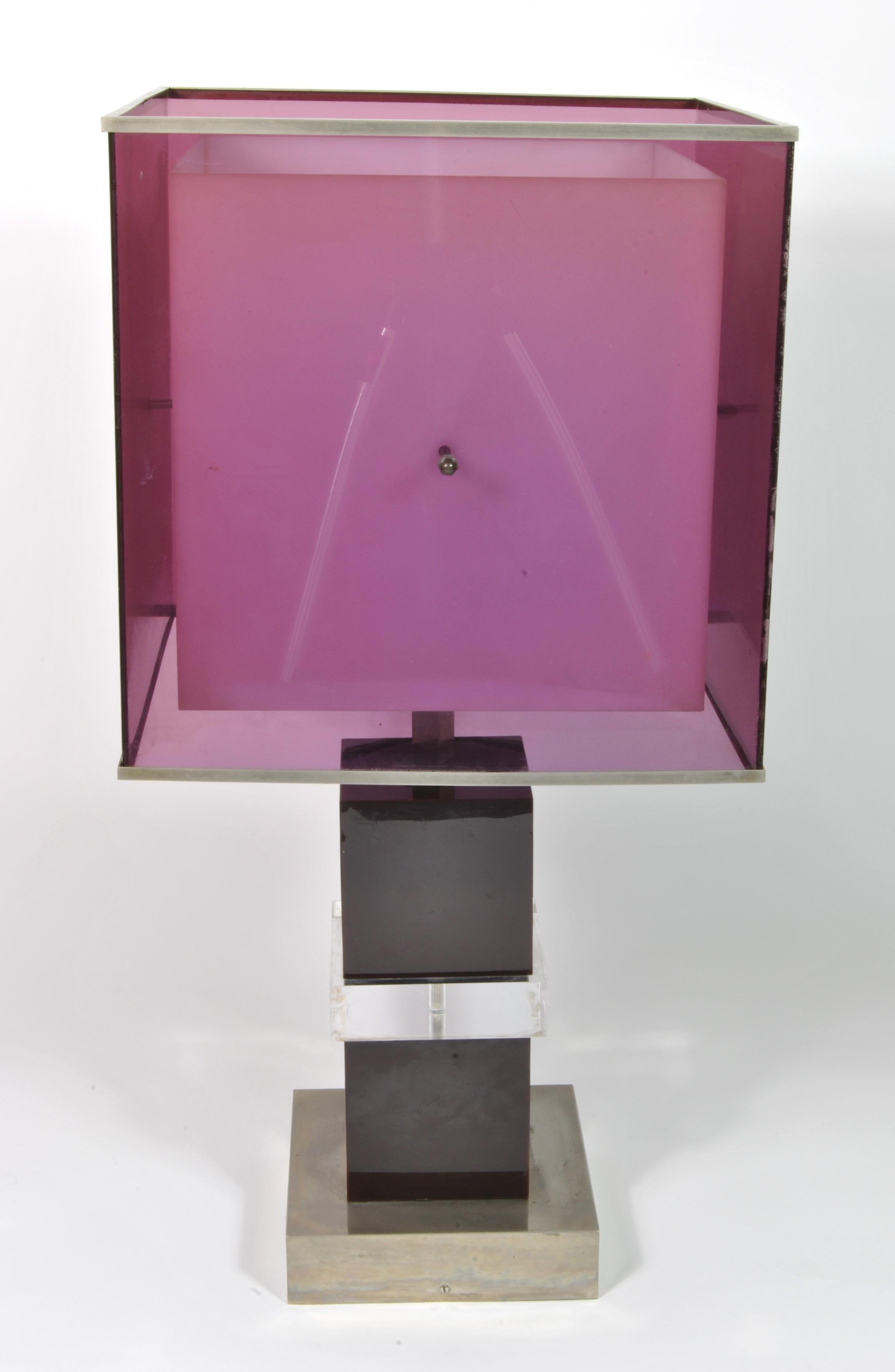 Lampe de table conçue par Romeo Rega en Lucite violette et base en laiton chromé, Italie, 1970.
