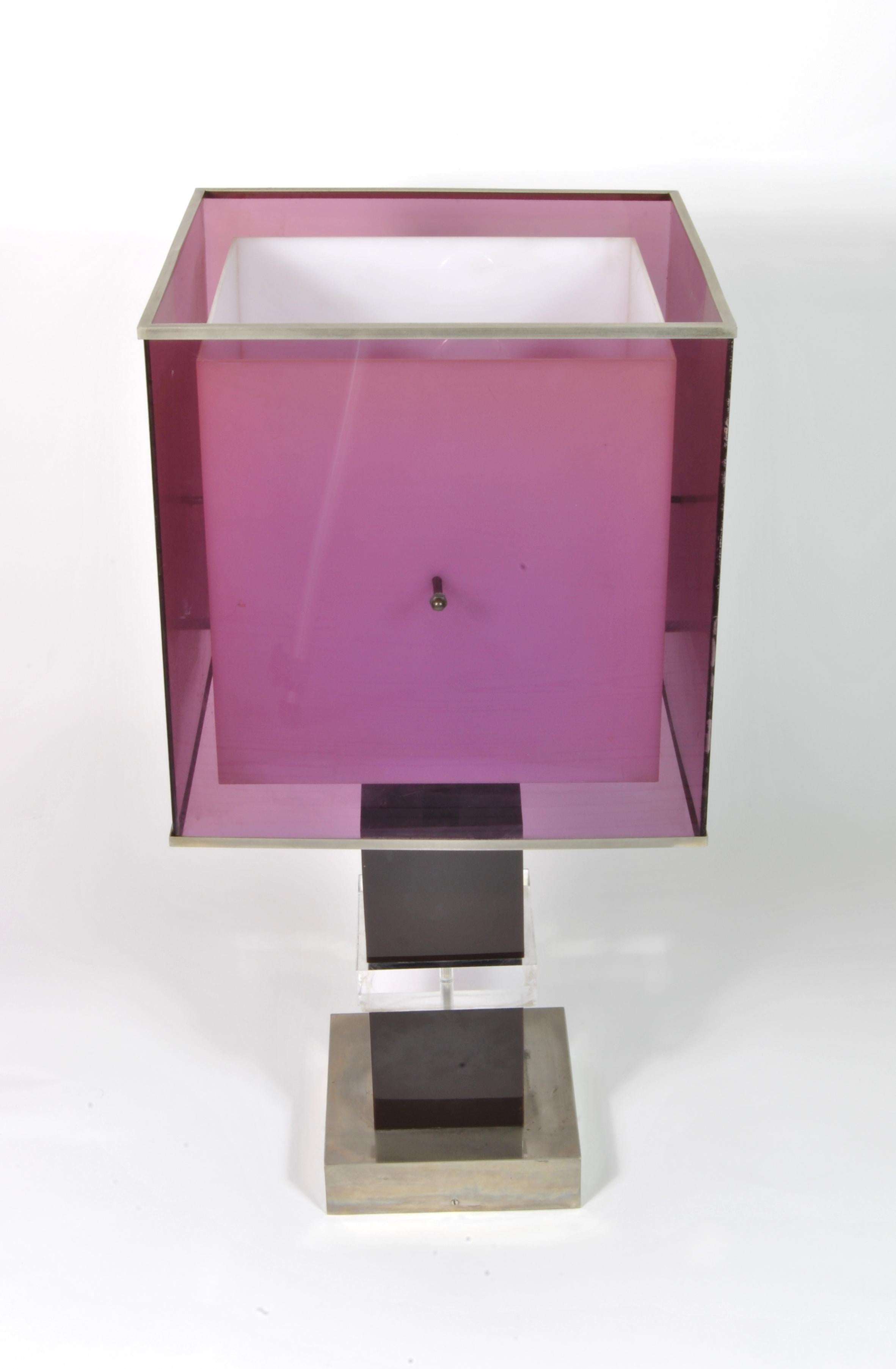 Mid-Century Modern Lampe de bureau design Romeo Rega en lucite violette et base en laiton chromé, Italie, 1970 en vente
