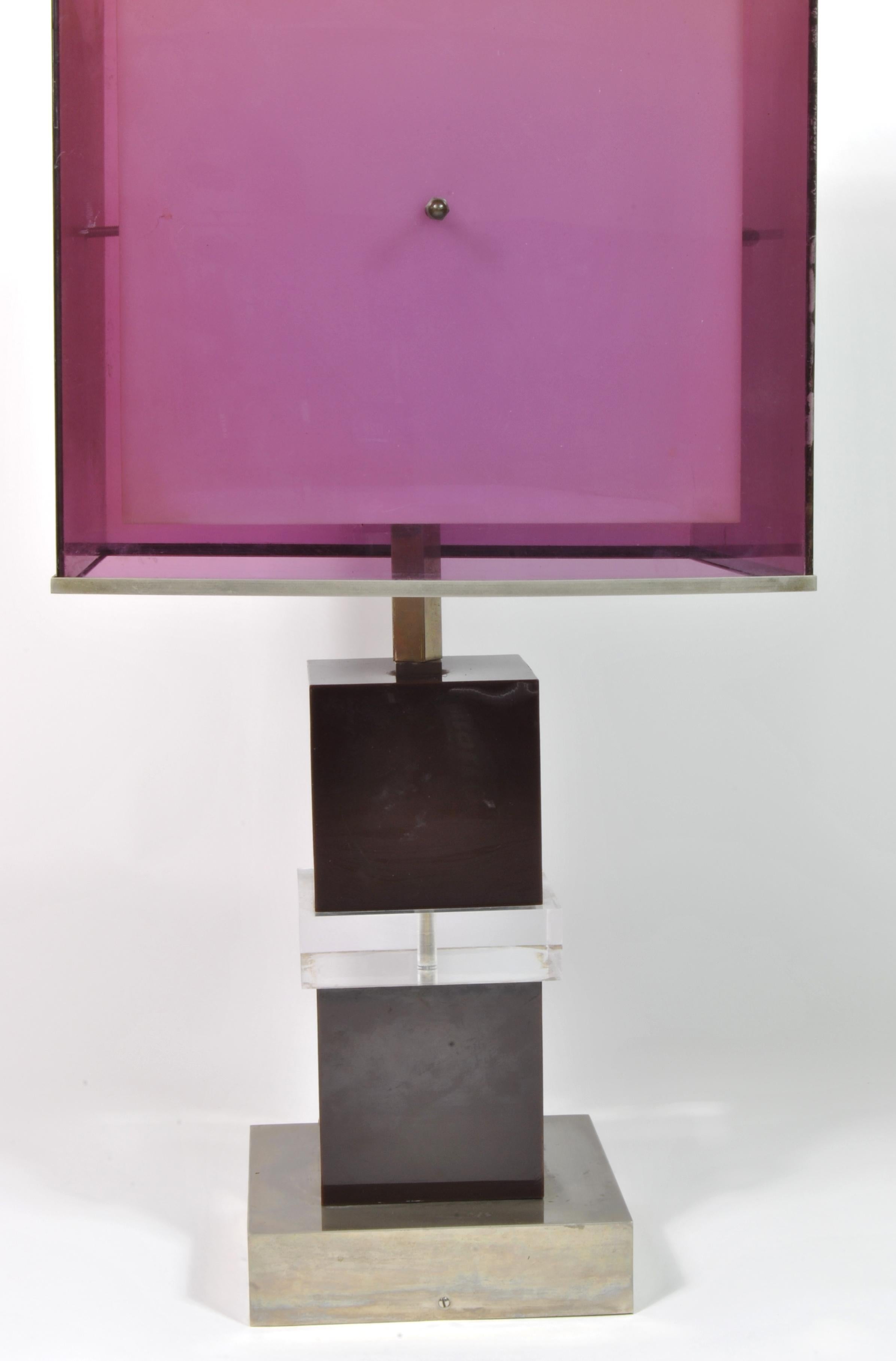 italien Lampe de bureau design Romeo Rega en lucite violette et base en laiton chromé, Italie, 1970 en vente