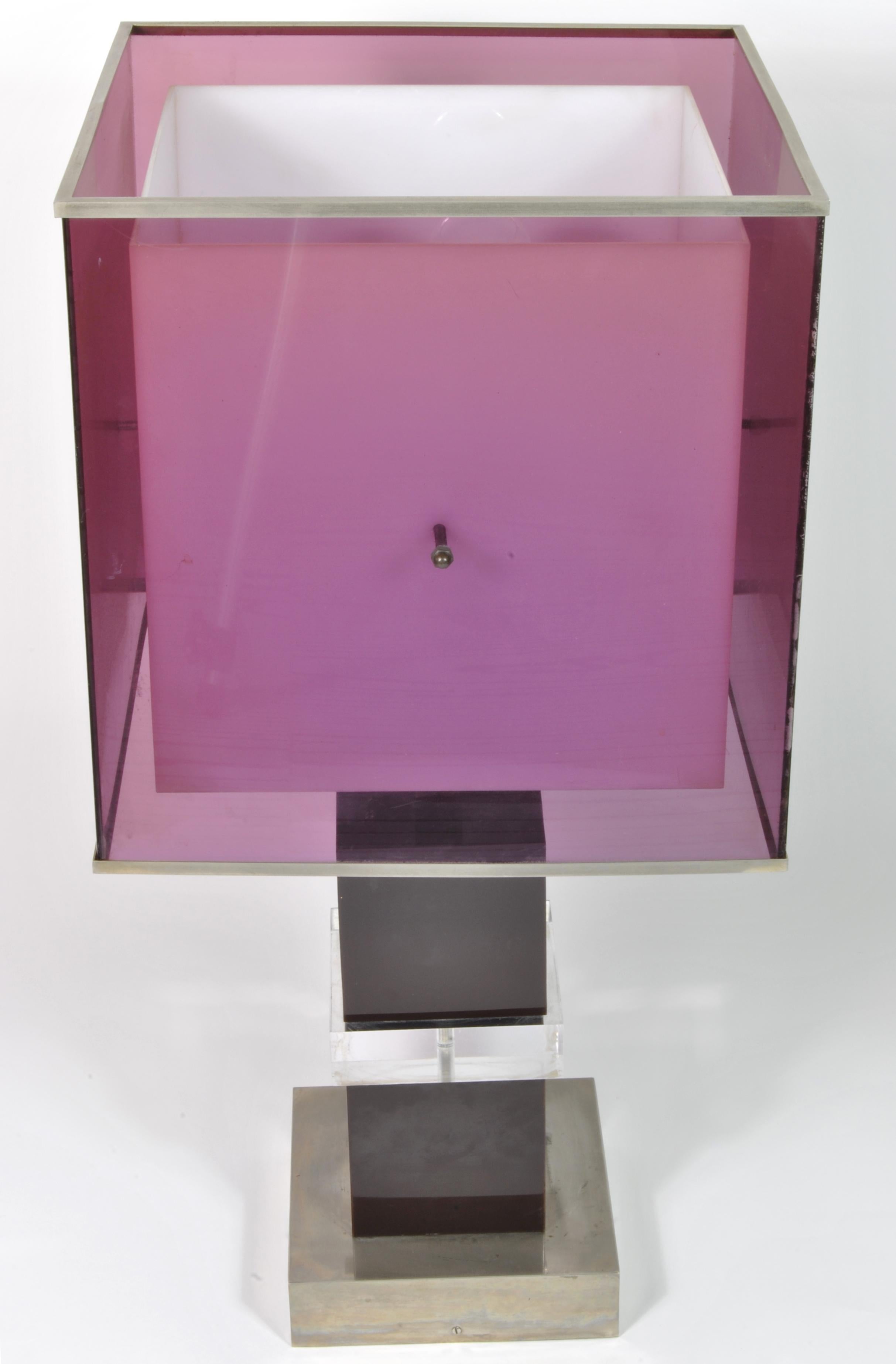 Fin du 20e siècle Lampe de bureau design Romeo Rega en lucite violette et base en laiton chromé, Italie, 1970 en vente