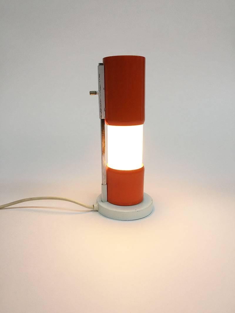 Lampe de table Giso Line, 't schuifertje' de W.H. Gispen, années 1960

Willem Hendrik Gispen, designer néerlandais a réalisé pour Giso Line cette petite lampe réglable. Le curseur ouvre la chute de lumière, pour donner plus ou moins de lumière.
La