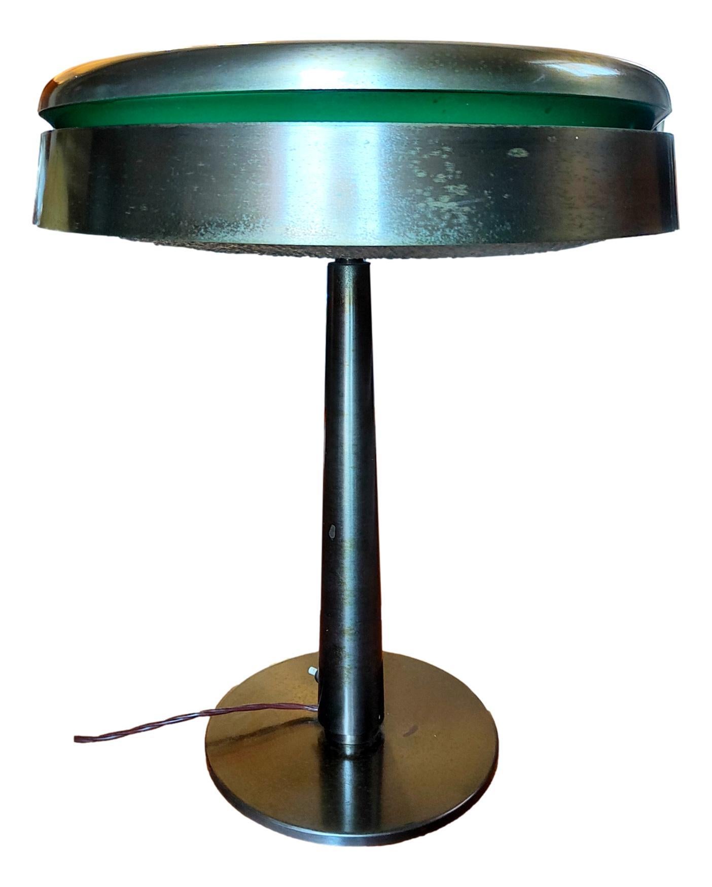 Rare 2278 table lamp model, designed by Max Ingrand for Fontana Arte, Italy, 1960
Made in brass with a glass shade, made so that the light passes both downwards and through five slits placed frontally, which provide a green color light.
The brass