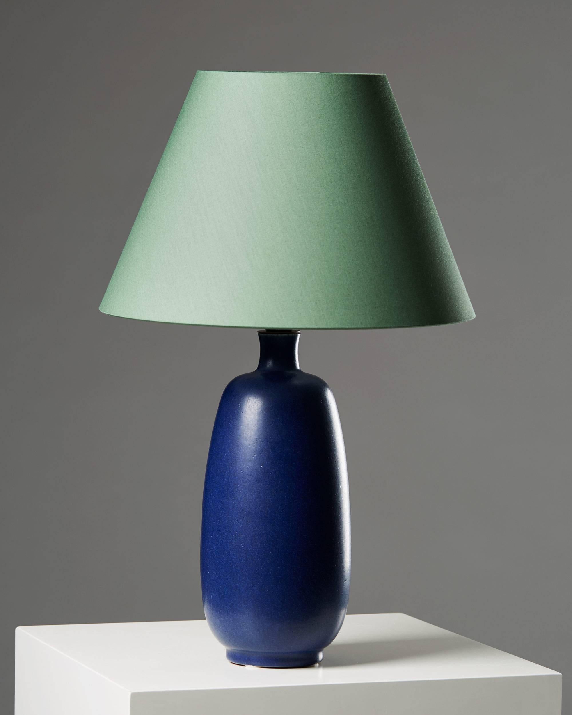 Table lamp designed by Ingrid and Erich Triller for Tobo, 
Sweden, 1950s.

Stoneware and fabric shade.

Measures: H 50.5 cm/ 19 7/8
