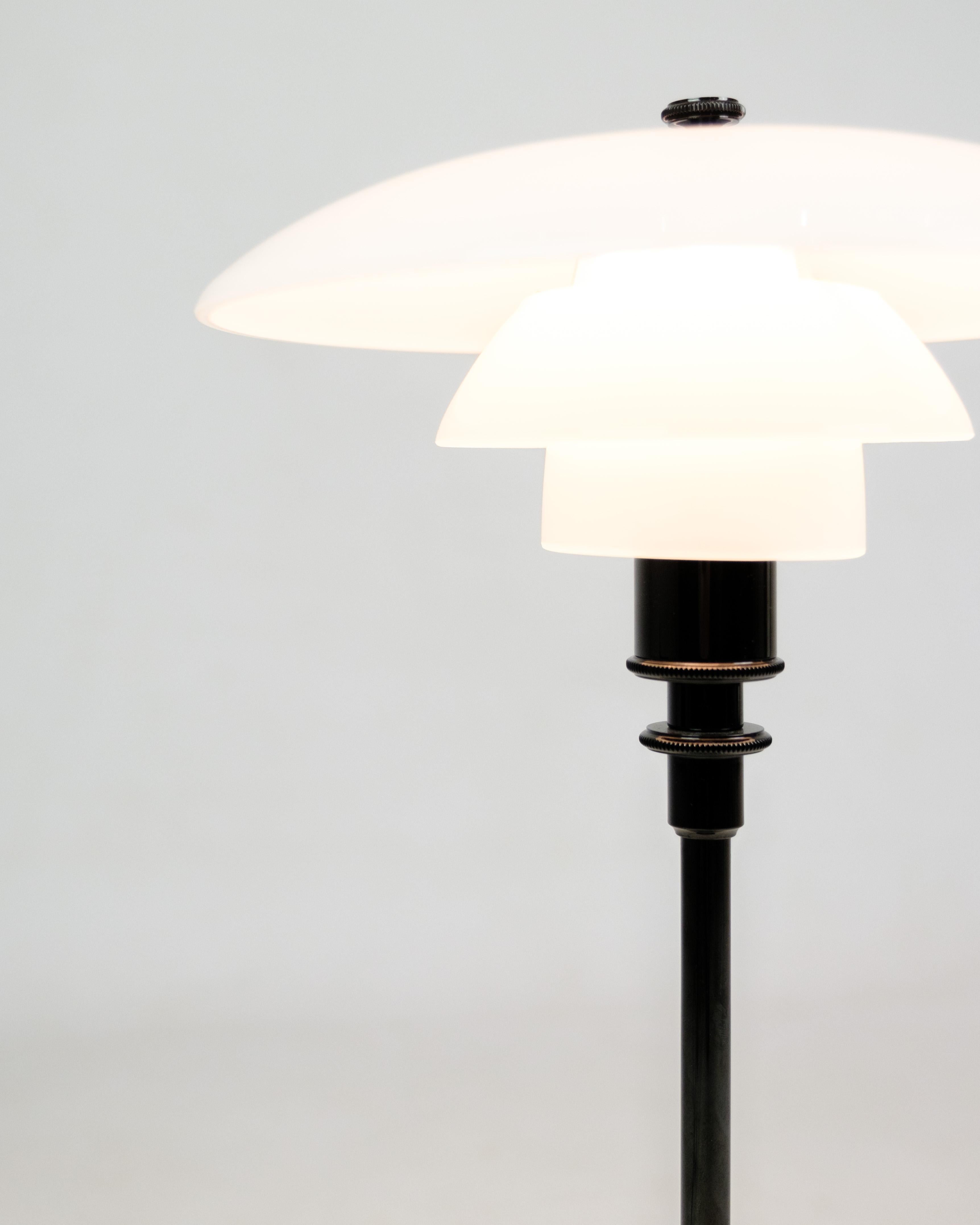 Tischlampe, entworfen von Poul Henningsen, Modell 3/2, hergestellt von Louis Poulsen (Dänisch) im Angebot