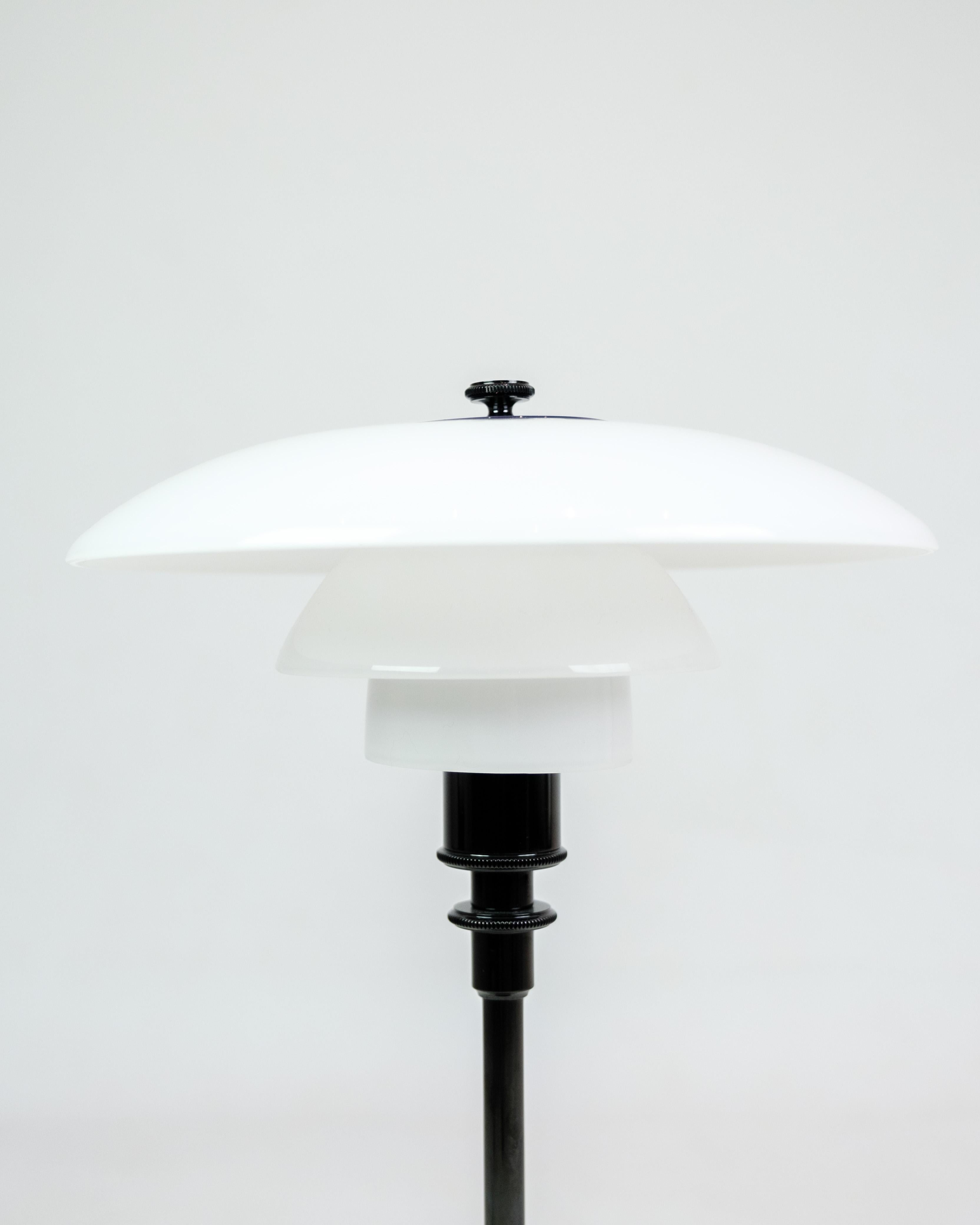 XXIe siècle et contemporain Lampe de Table, Conçue par Poul Henningsen, Modèle 3/2, Fabriqué par Louis Poulsen en vente