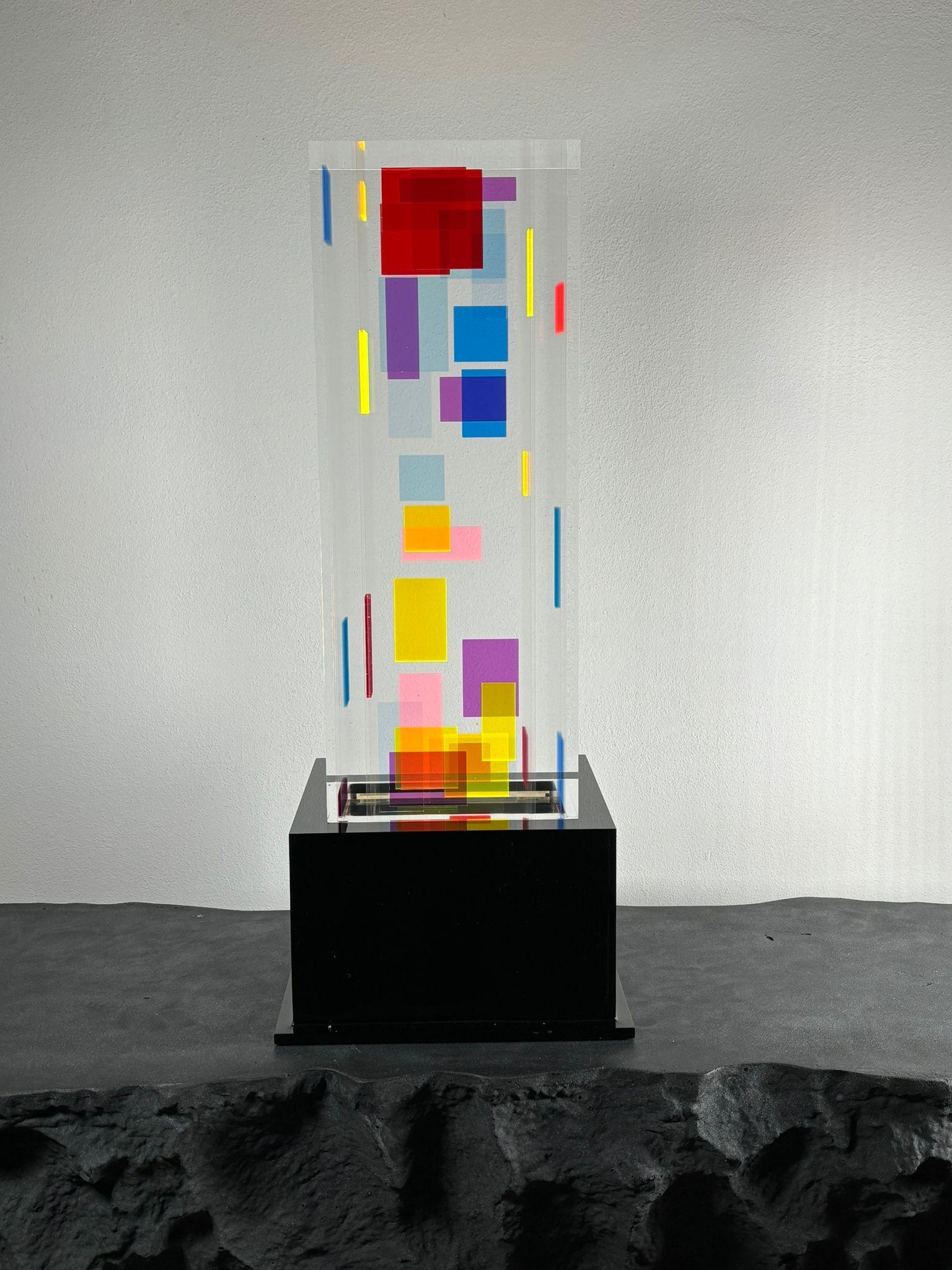 Tischleuchte Plexiglas Modell DNA entworfen von Studio Superego für Superego Editions. 
 
Biografie
Superego editions wurde 2006 gegründet und führt eine konstante Forschungstätigkeit im Bereich der dekorativen Kunst durch, indem es sowohl