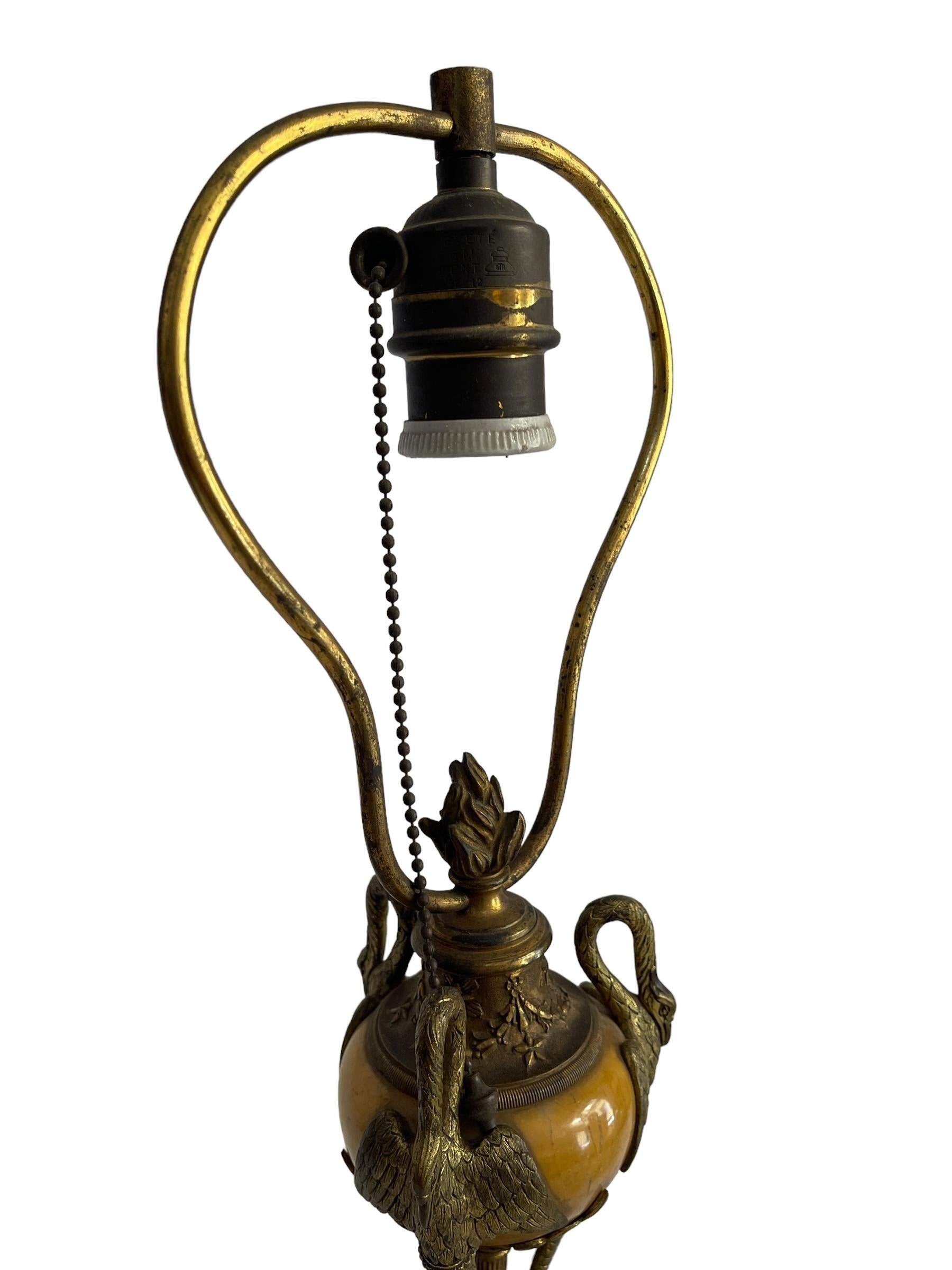Table lamp, early 20th century, Empire style, bronze and onyx In Good Condition For Sale In Monza, IT
