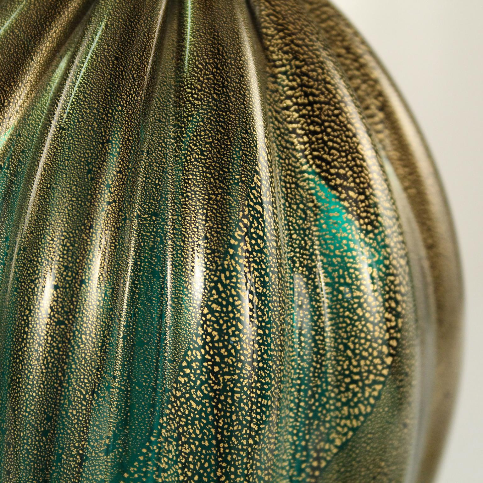 italien Une lampe de bureau artistique, couleur émeraude et feuille d'or  Verre de Murano par Multiforme en vente