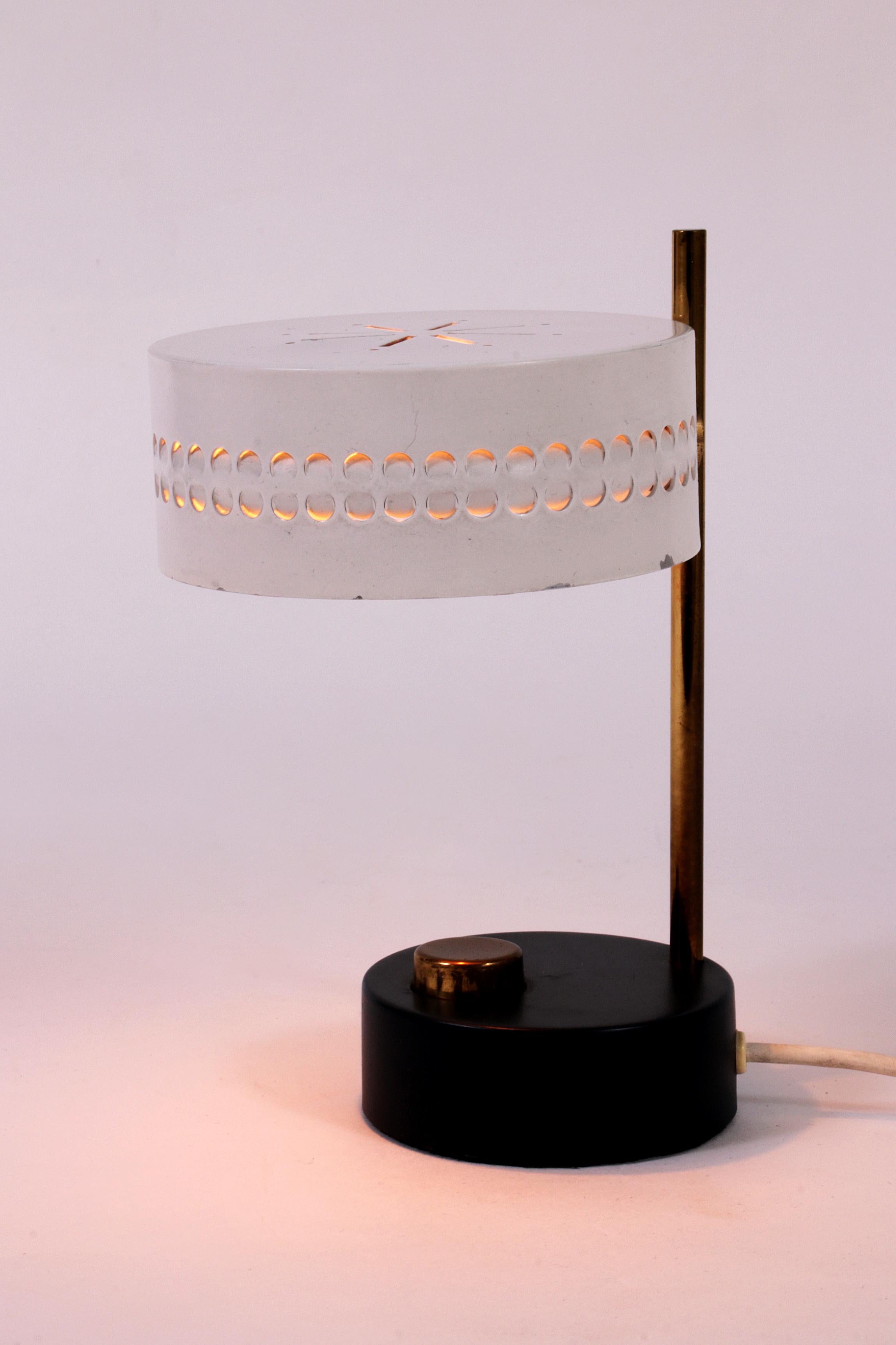 Mathieu Matégot Seltene Tischlampe Frankreich 1955 (Moderne der Mitte des Jahrhunderts) im Angebot