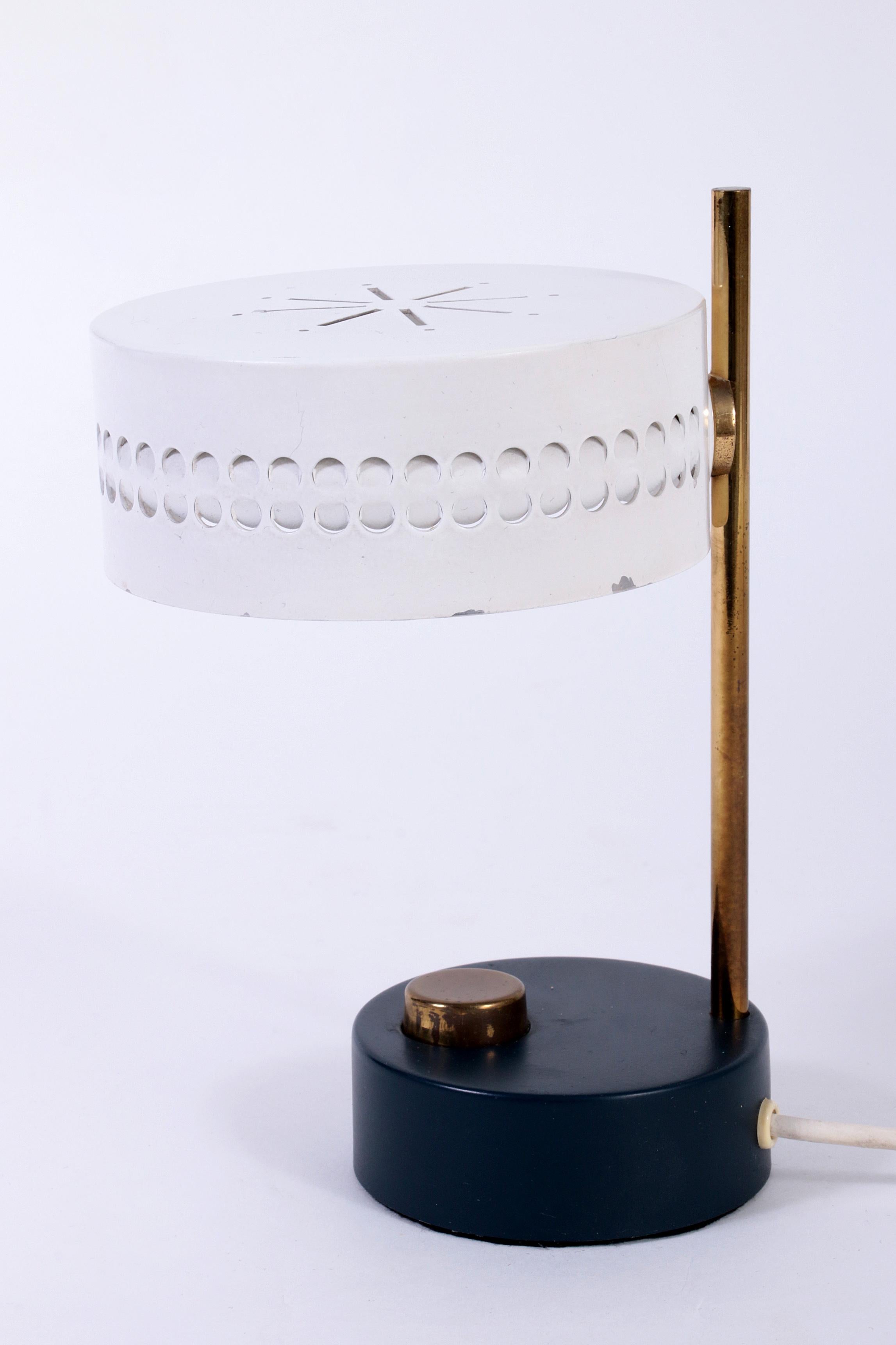 Mathieu Matégot Seltene Tischlampe Frankreich 1955 im Zustand „Gut“ im Angebot in Oirlo, LI