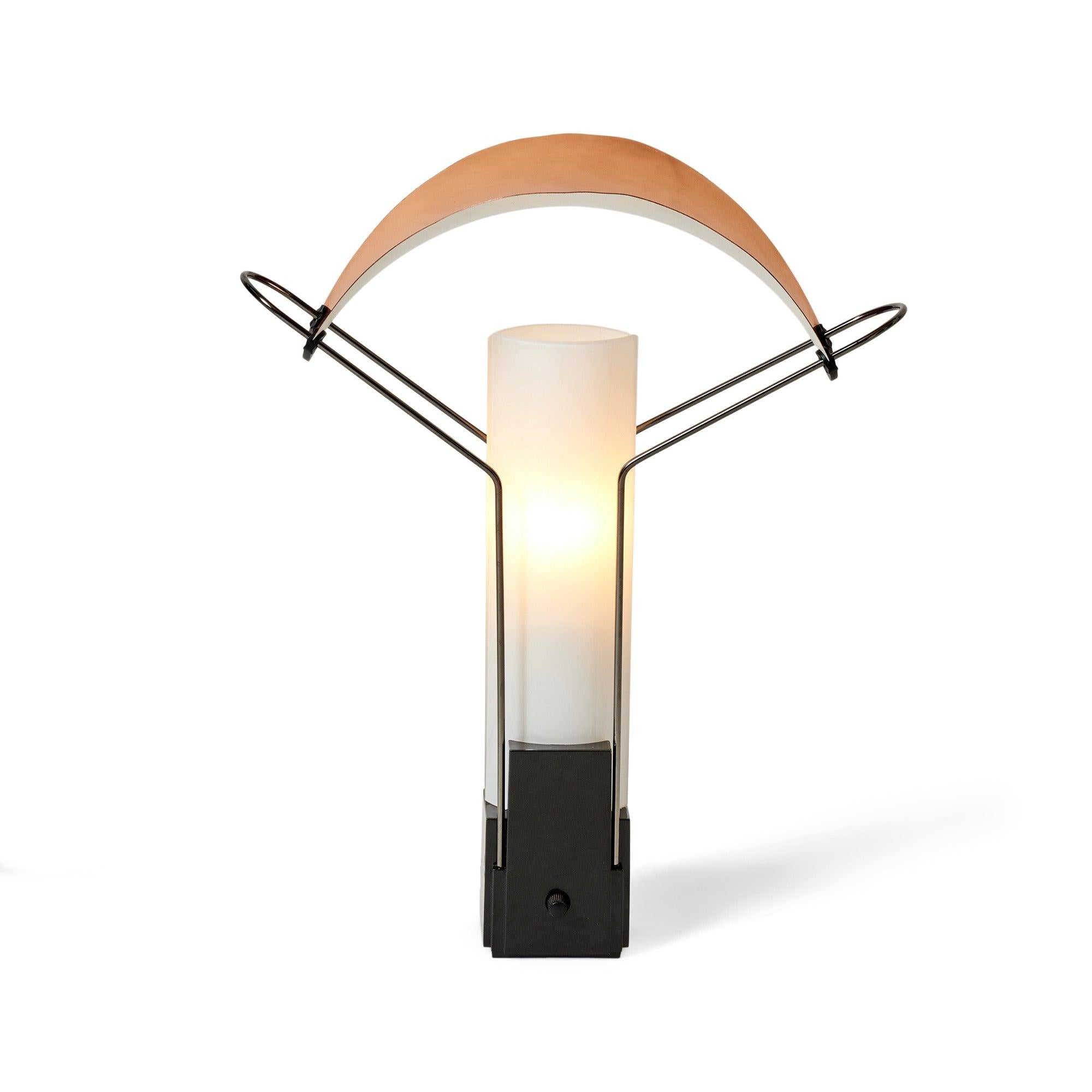 Lampe de table 'palio' avec des bases carrées noires supportant deux diffuseurs en verre blanc et un abat-jour courbé en aluminium 