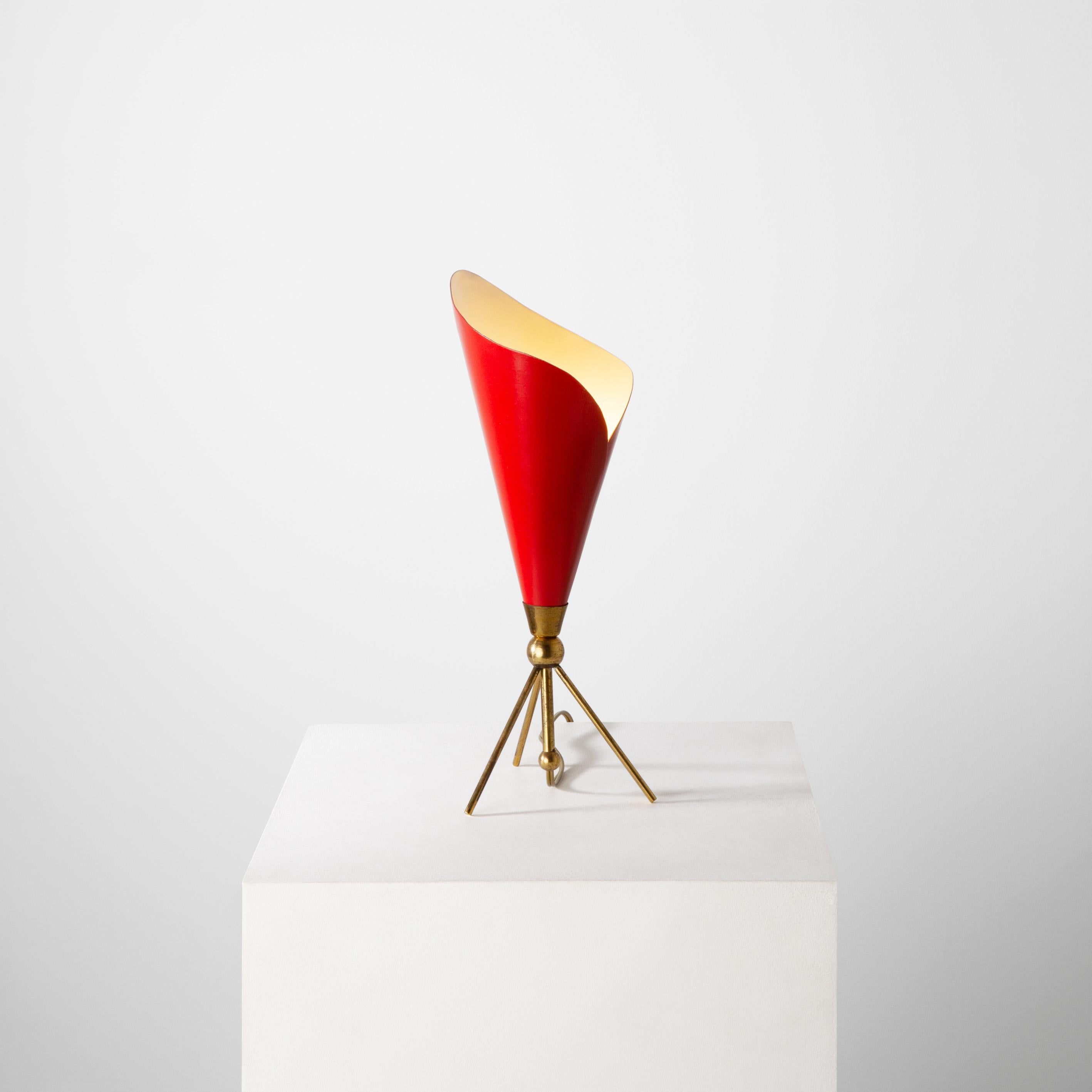Angelo Lelli (1911 - 1979) è stato un lighting designer italiano, ma le informazioni biografiche di Lelli sono molto scarse. Ha fondato Arredoluce a Monza, un'azienda di illuminazione e ha collaborato con designer come Ettore Sottsass, Nanda Vigo e